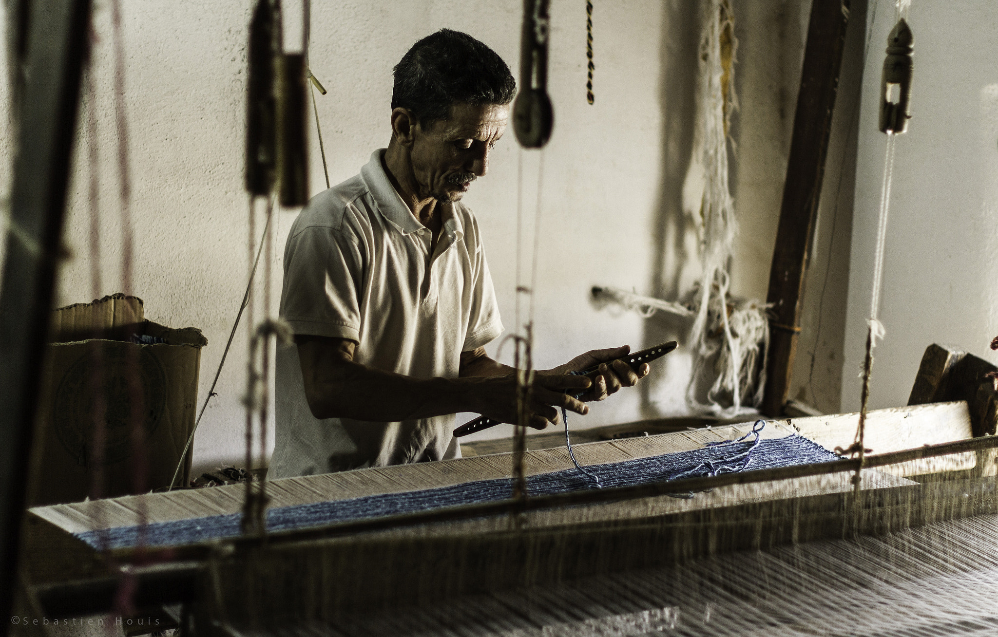 Canon EOS 7D + Canon EF 50mm F1.2L USM sample photo. Moroccan worker photography