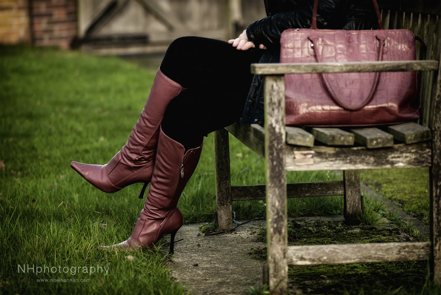 Nikon D200 sample photo. Heels 27; red boots and handbag photography