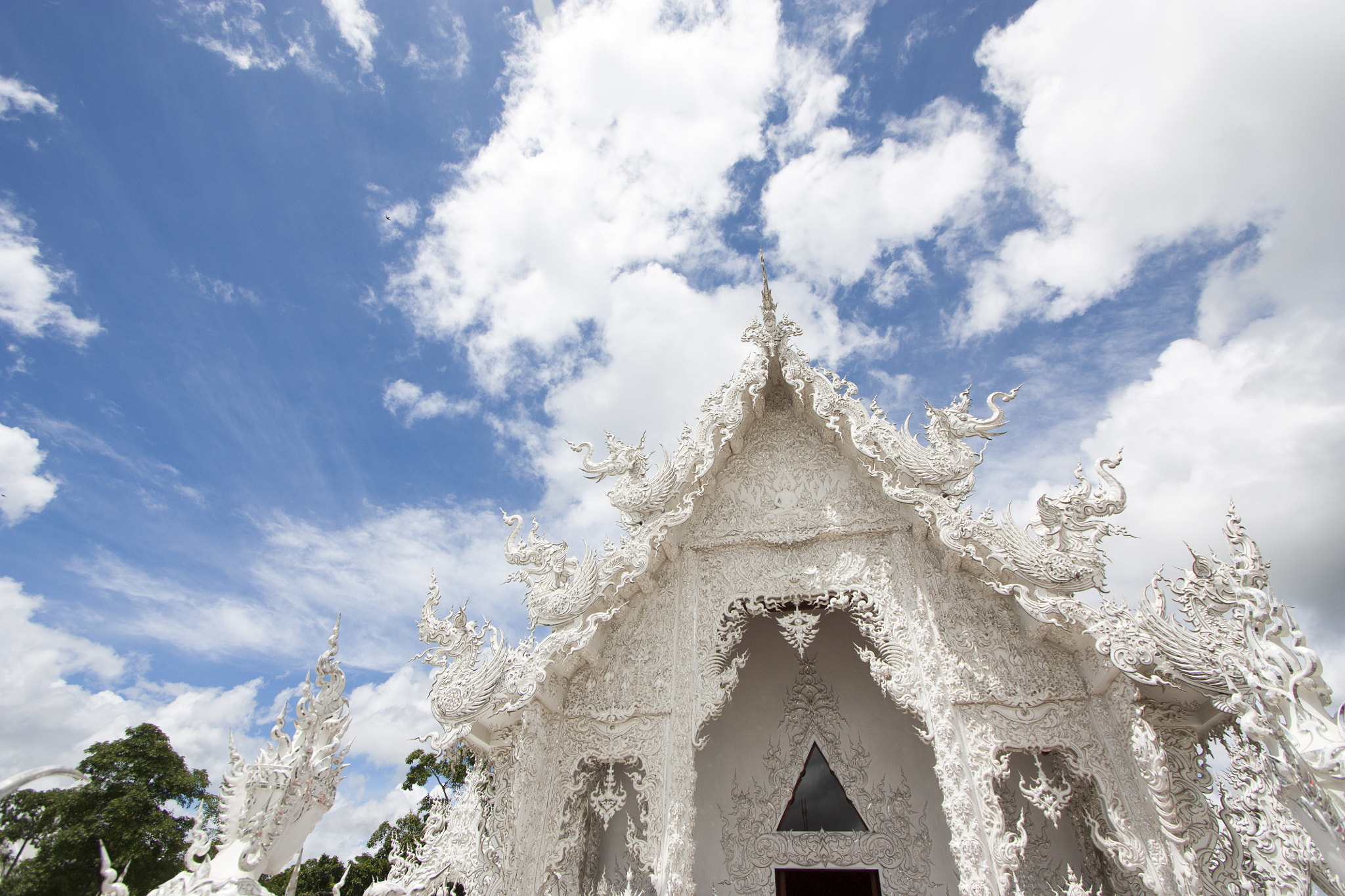 Canon EF-S 10-22mm F3.5-4.5 USM sample photo. Wat rong khun photography