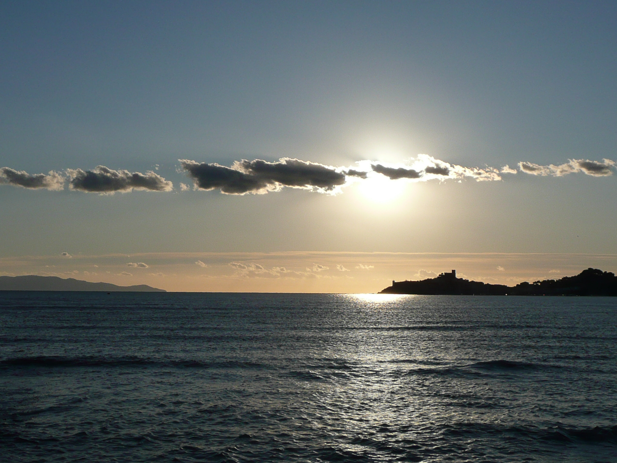 Panasonic DMC-TZ2 sample photo. Il castello sul mare, al tramonto. talamone photography