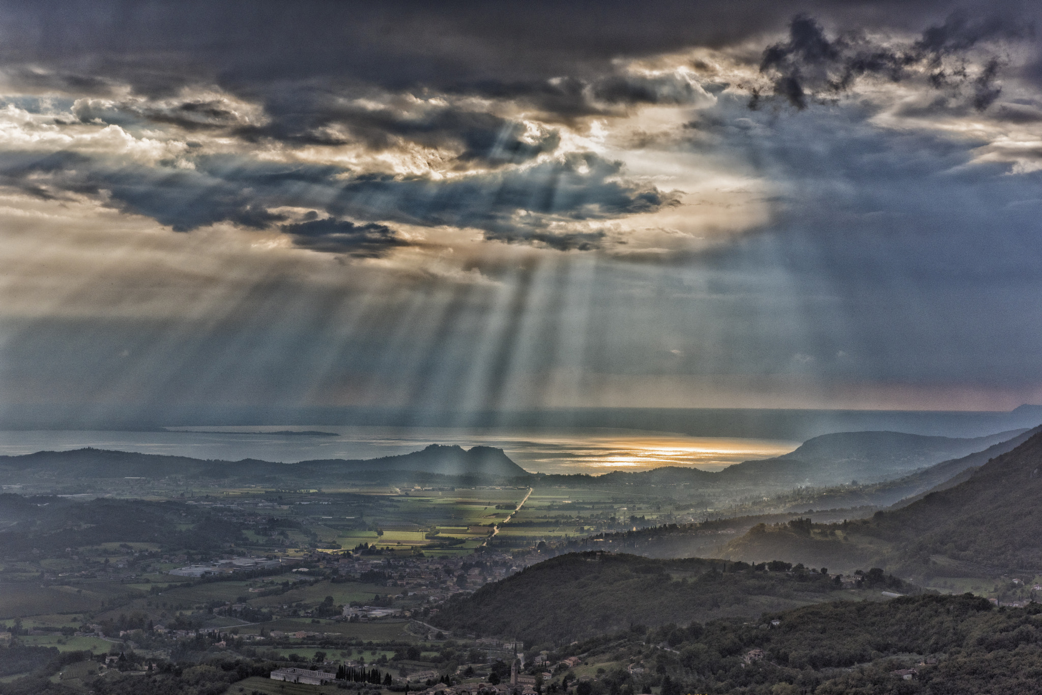 Nikon AF-S Nikkor 28-70mm F2.8 ED-IF sample photo. Luci sul lago di garda photography