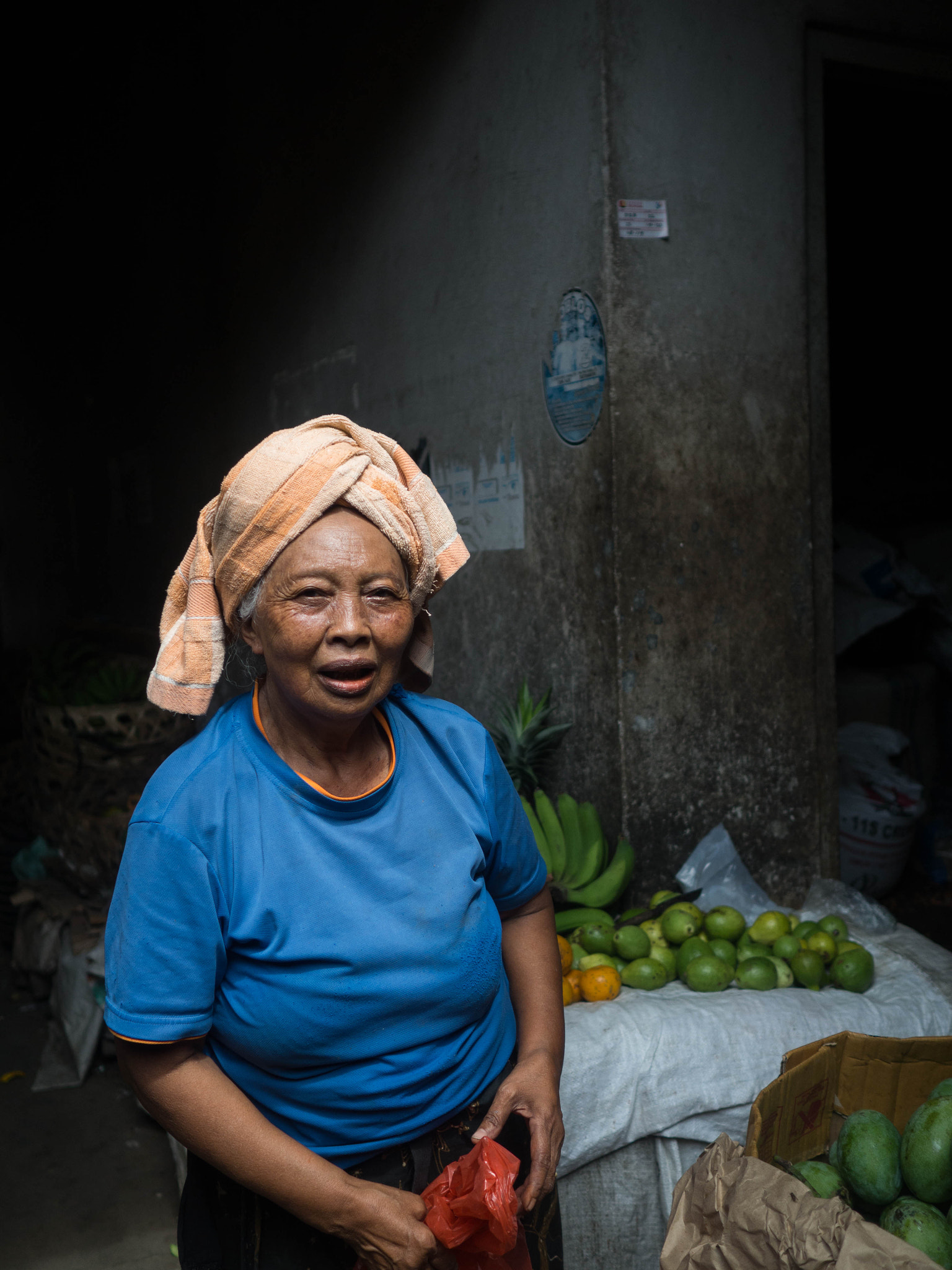 Olympus OM-D E-M10 + Olympus M.Zuiko Digital 17mm F1.8 sample photo. Bali market woman photography