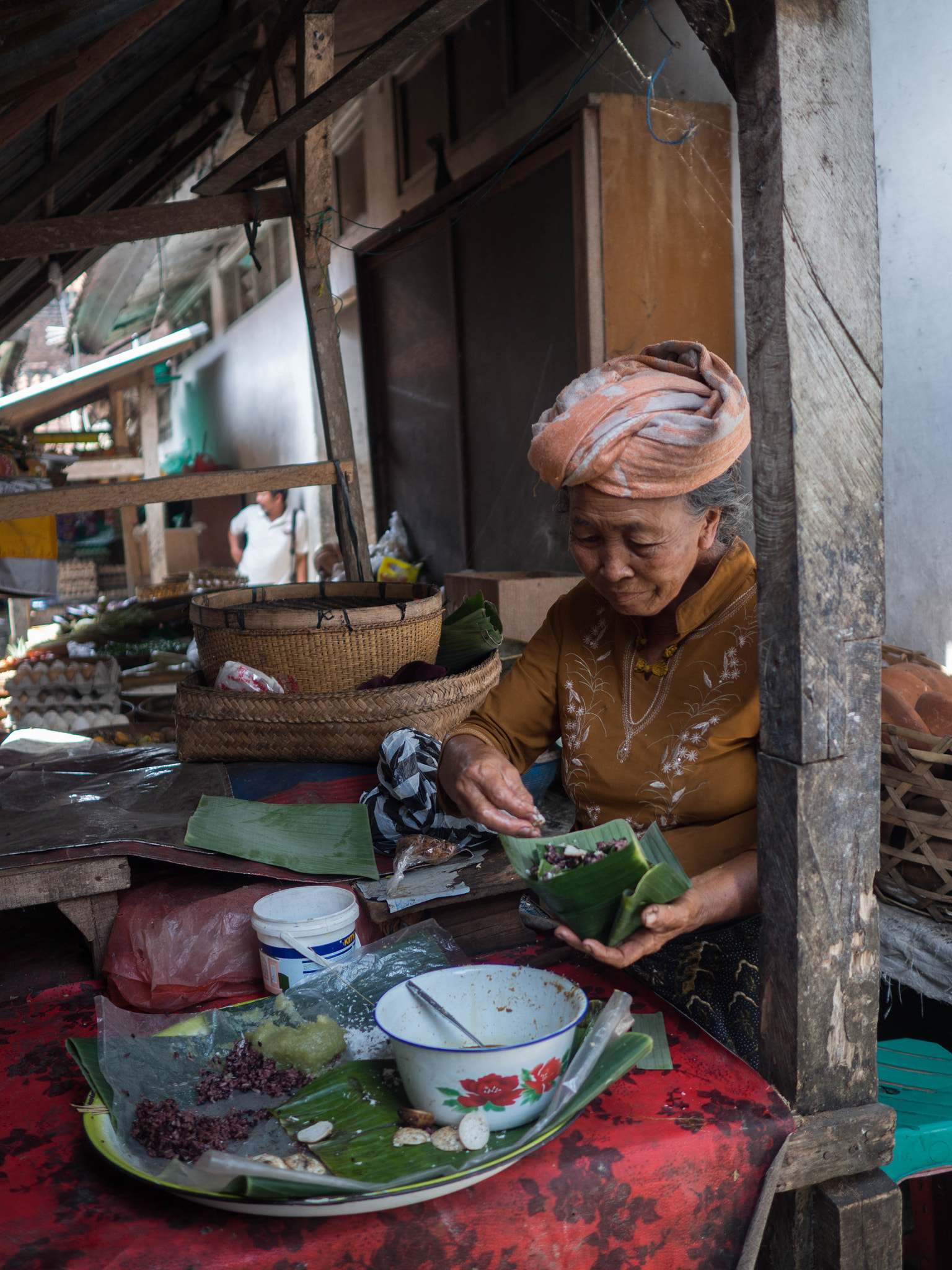 Olympus OM-D E-M10 + Olympus M.Zuiko Digital 17mm F1.8 sample photo. Bali market woman photography