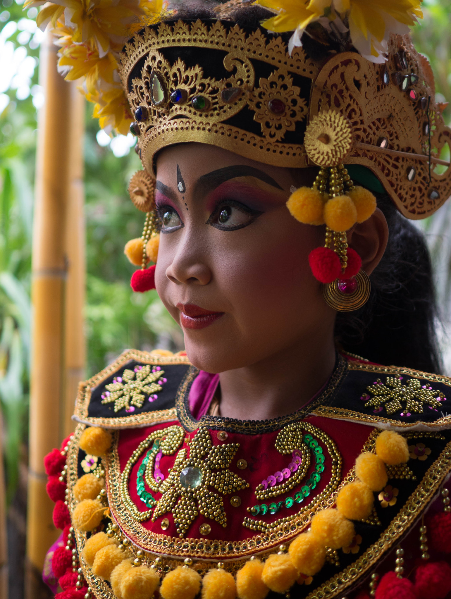 Olympus OM-D E-M10 + Olympus M.Zuiko Digital 17mm F1.8 sample photo. Girl in traditional balinese outfit photography