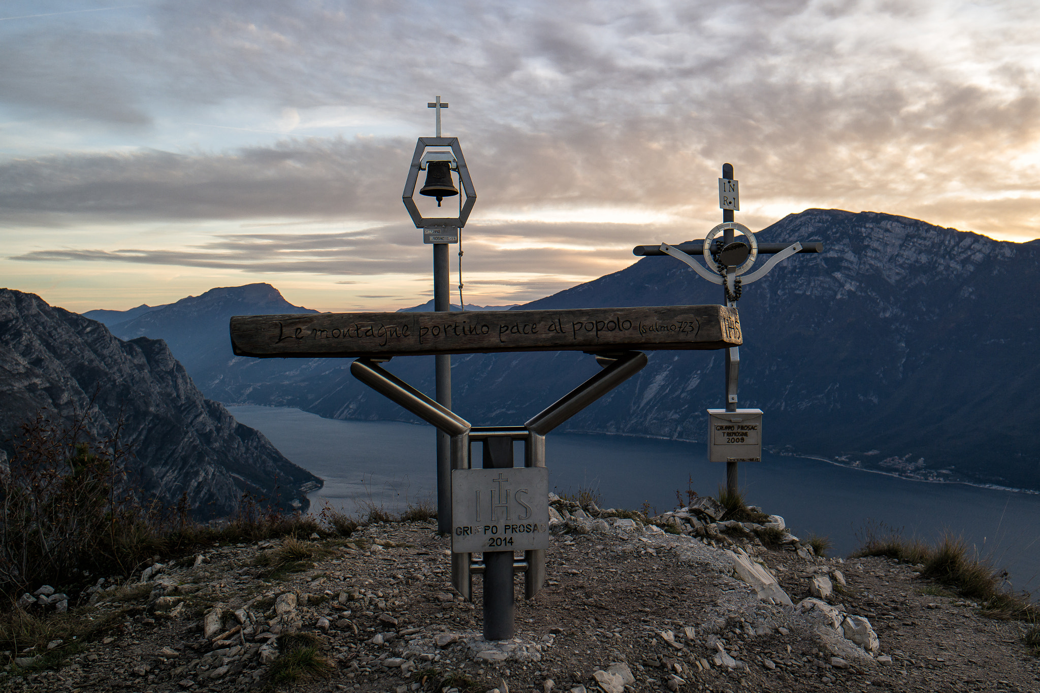 Samsung NX2000 + Samsung NX 20-50mm F3.5-5.6 ED sample photo. Monte bestone lago di garda photography