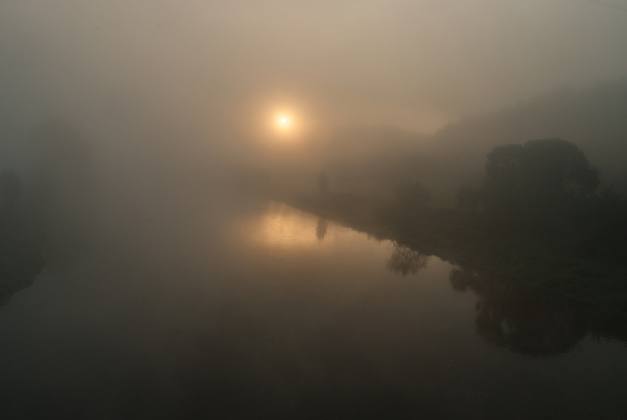 Nikon D3000 + Nikon AF-S DX Nikkor 18-70mm F3.5-4.5G ED-IF sample photo. Morning fog over the river photography