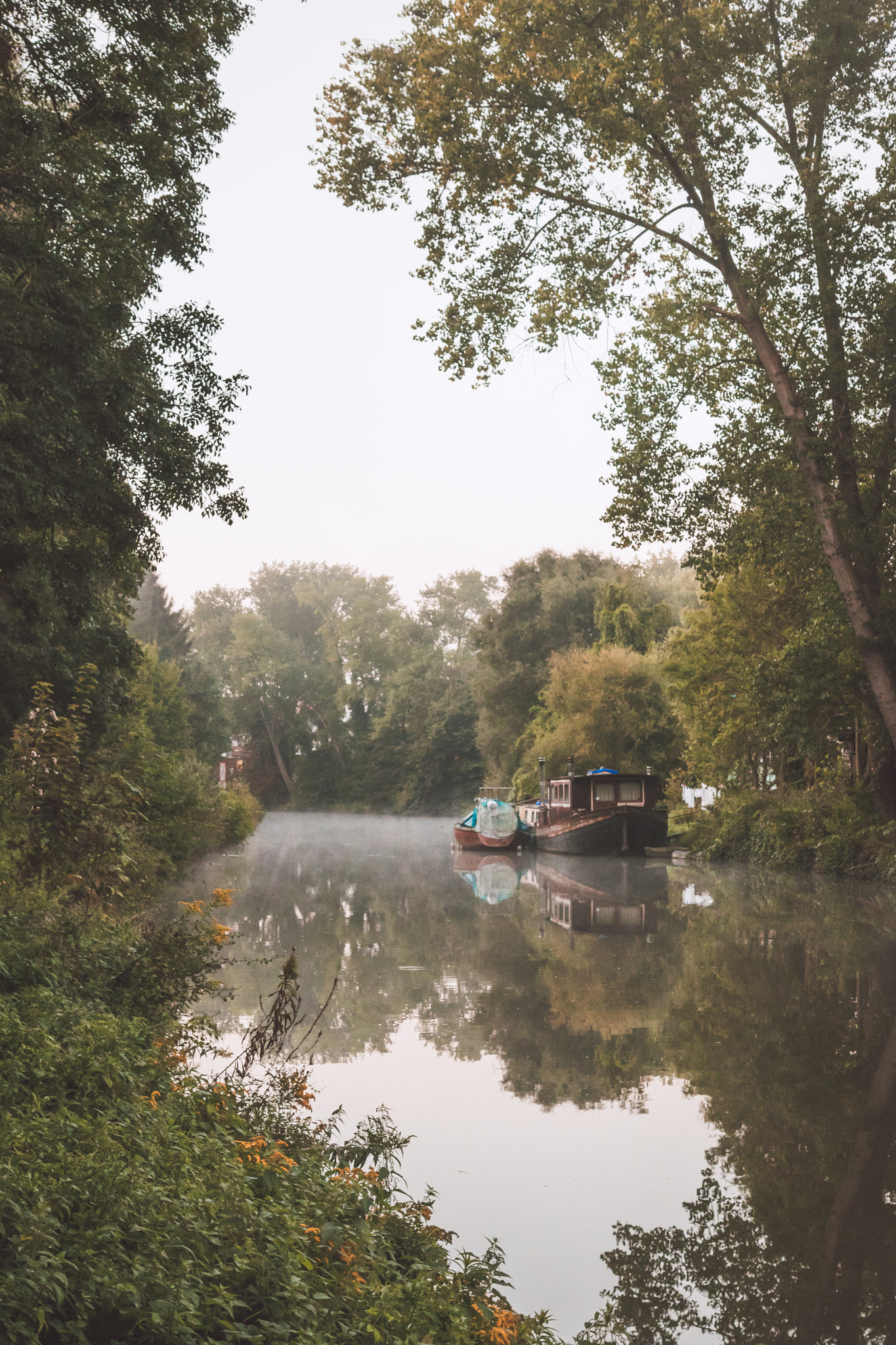 Canon EOS 750D (EOS Rebel T6i / EOS Kiss X8i) sample photo. Boat friends photography