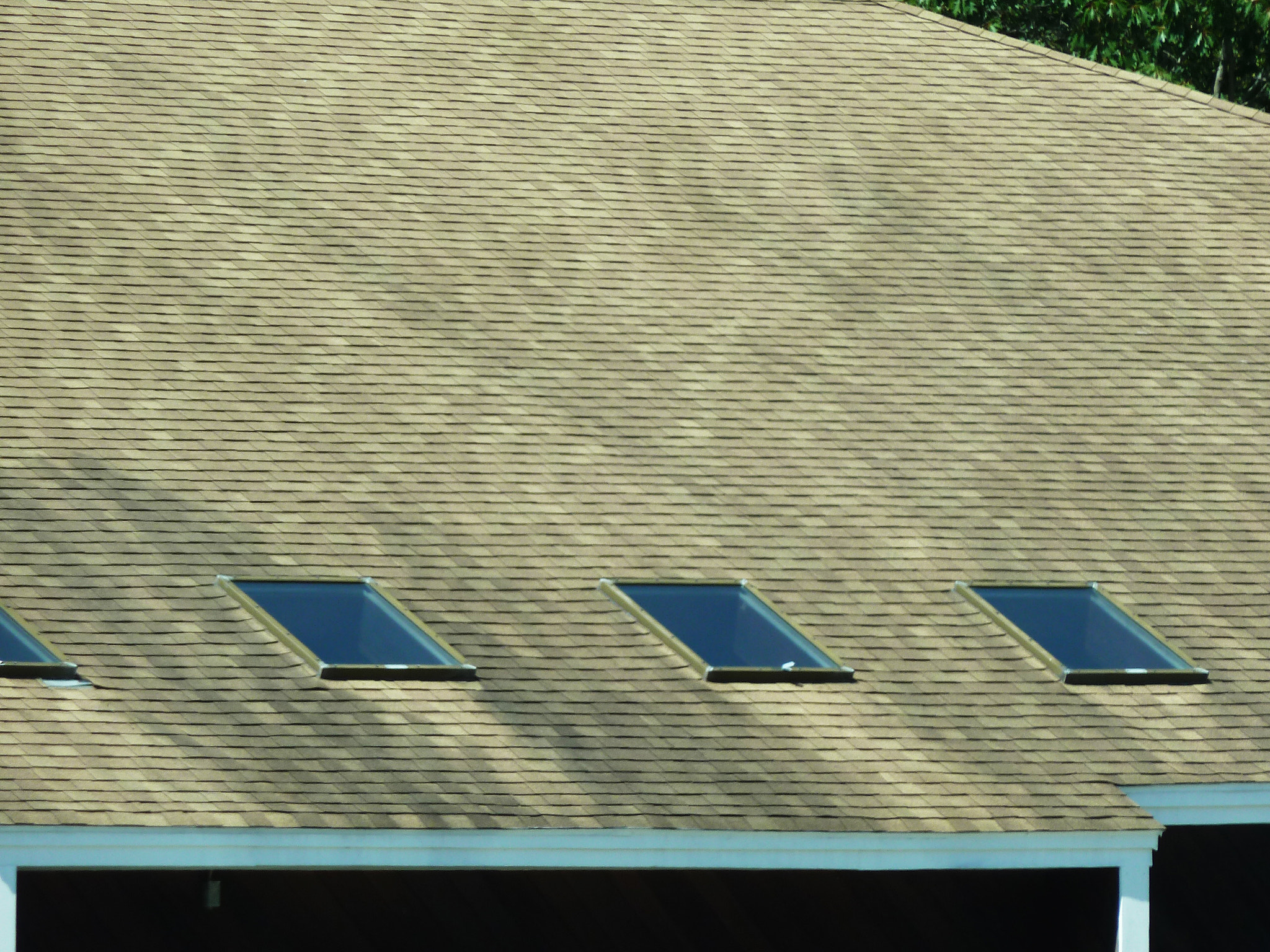 Panasonic Lumix DMC-ZS5 (Lumix DMC-TZ8) sample photo. Detail of a roof photography