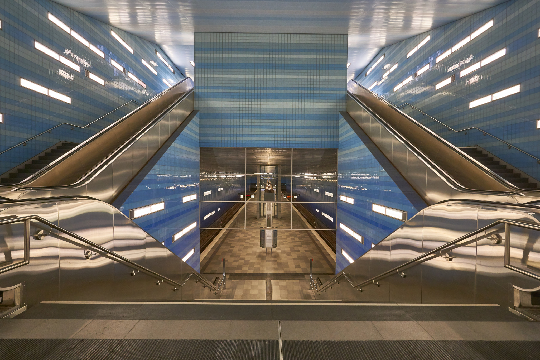 Sony a6000 + ZEISS Touit 12mm F2.8 sample photo. Subway photography