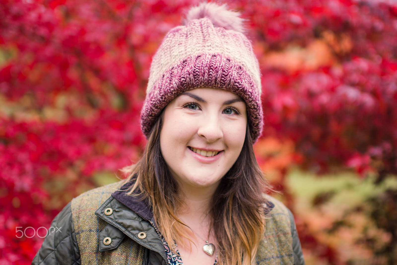 Nikon D7200 + Nikon AF-S Nikkor 35mm F1.4G sample photo. The lady with the pink hat photography