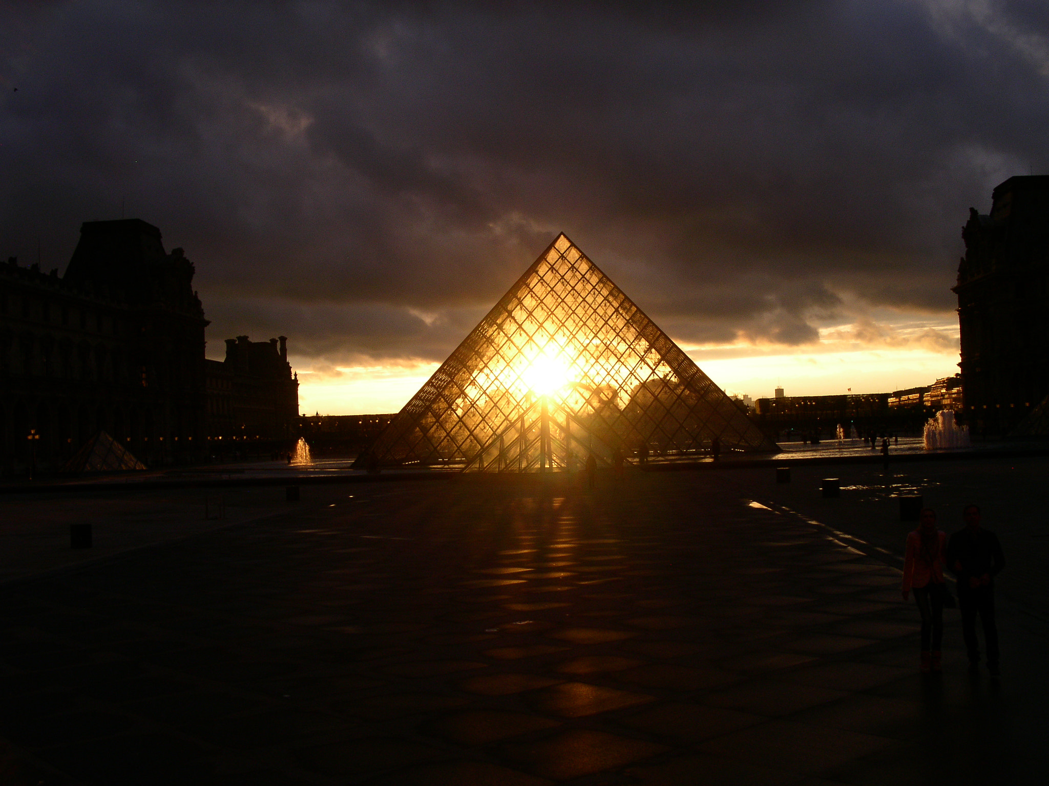 KONICA MINOLTA DiMAGE F300 sample photo. Sunset through pyramide du louvre photography