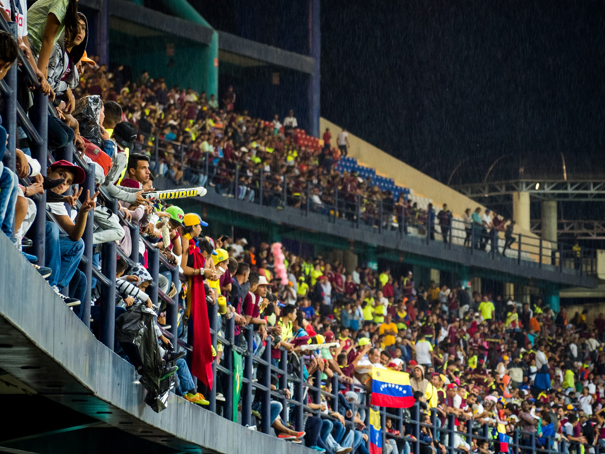 Olympus OM-D E-M10 II + Olympus Zuiko Digital ED 40-150mm F4.0-5.6 sample photo. Tribuna este - público al inicio de la lluvia photography