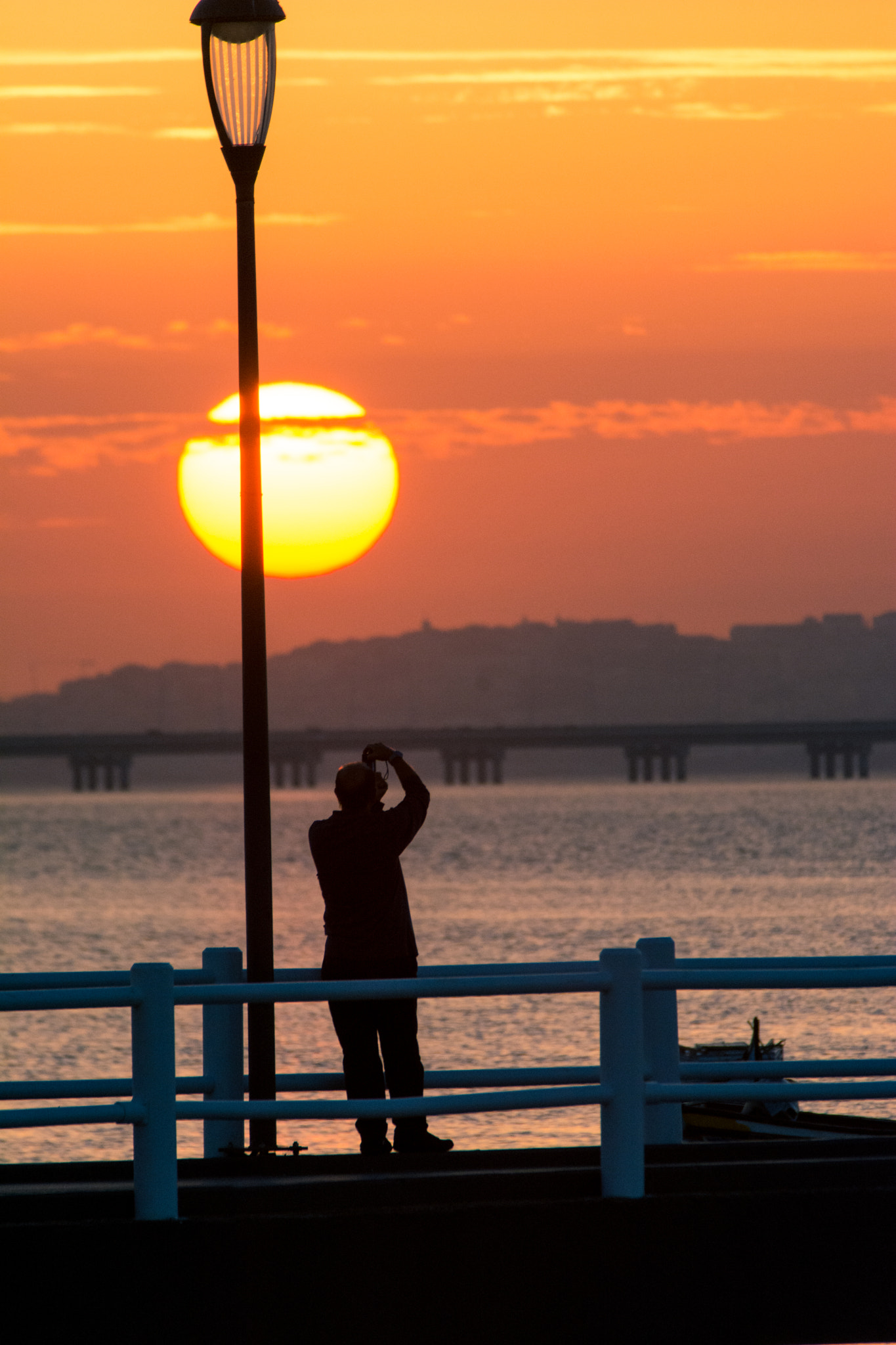 Nikon D7100 + AF-S Zoom-Nikkor 80-200mm f/2.8D IF-ED sample photo. The man and the sun photography