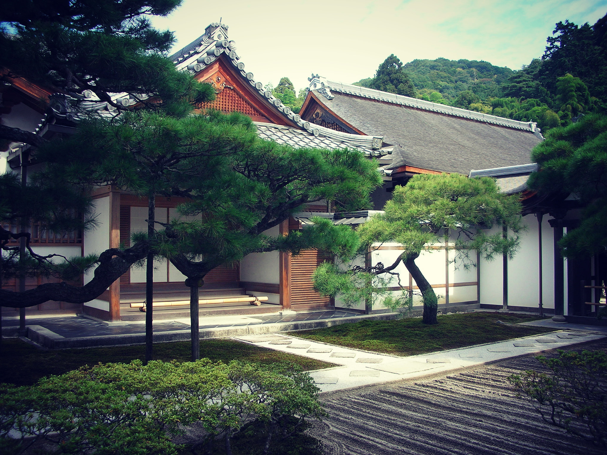 Nikon S1 sample photo. Kyoto temple photography