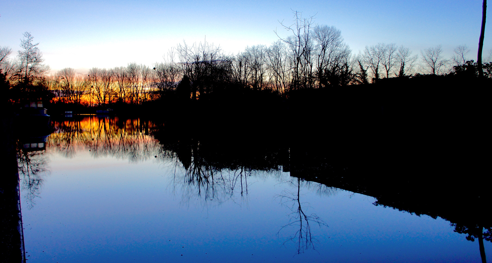 Sony Alpha NEX-5 + Tamron 18-200mm F3.5-6.3 Di III VC sample photo. Sunset at the river thames... photography