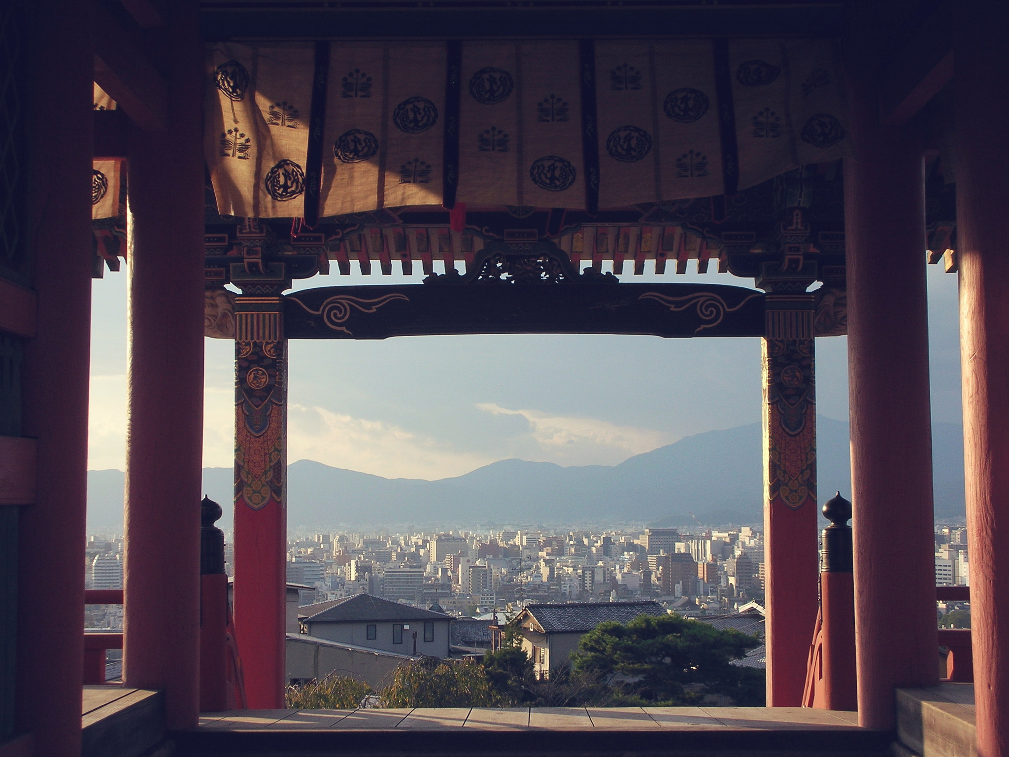 Nikon S1 sample photo. Kyoto through the temple photography