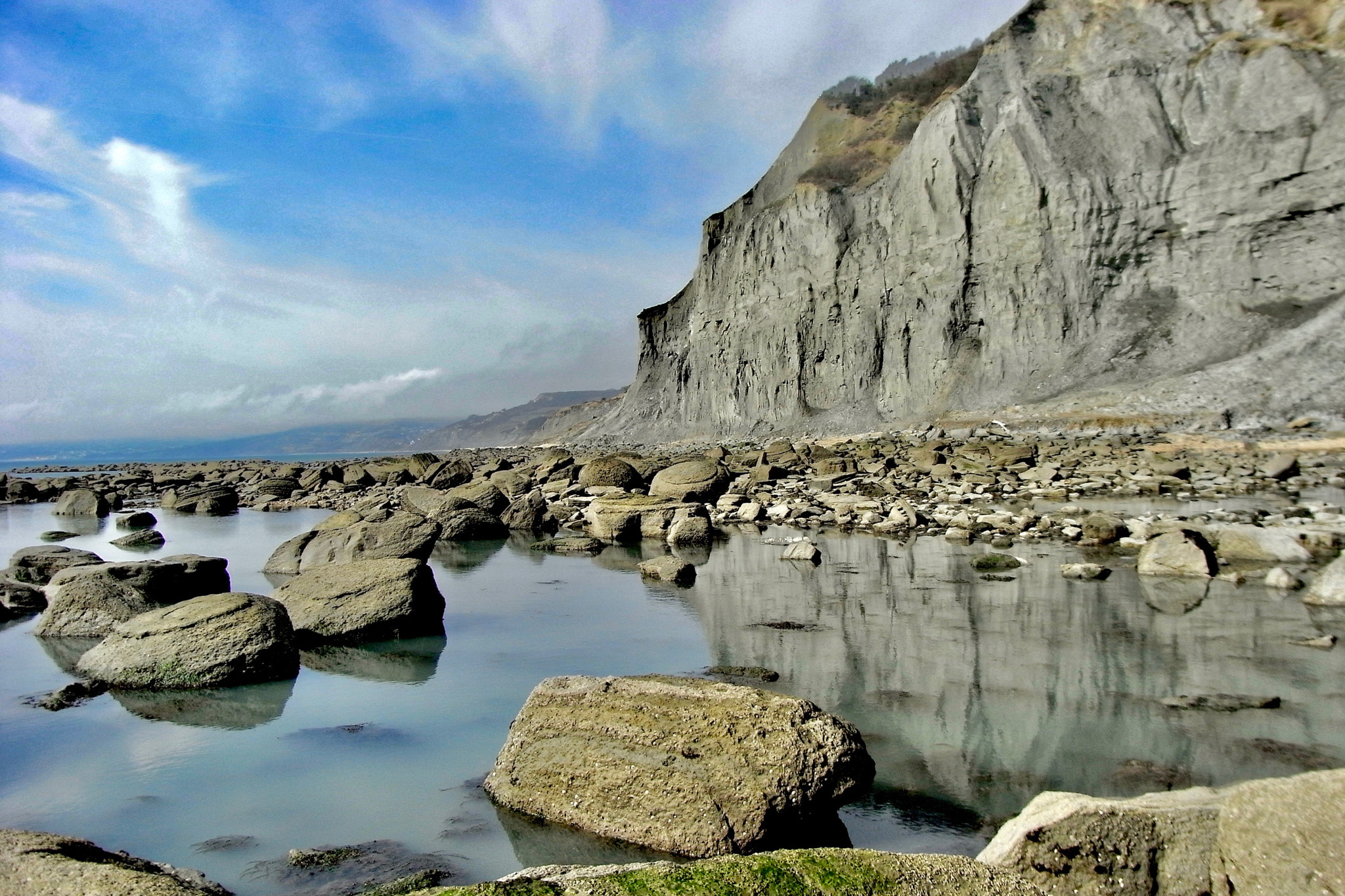 Ricoh Caplio R7 sample photo. Jurassic cliffs (627ft of evolution) photography