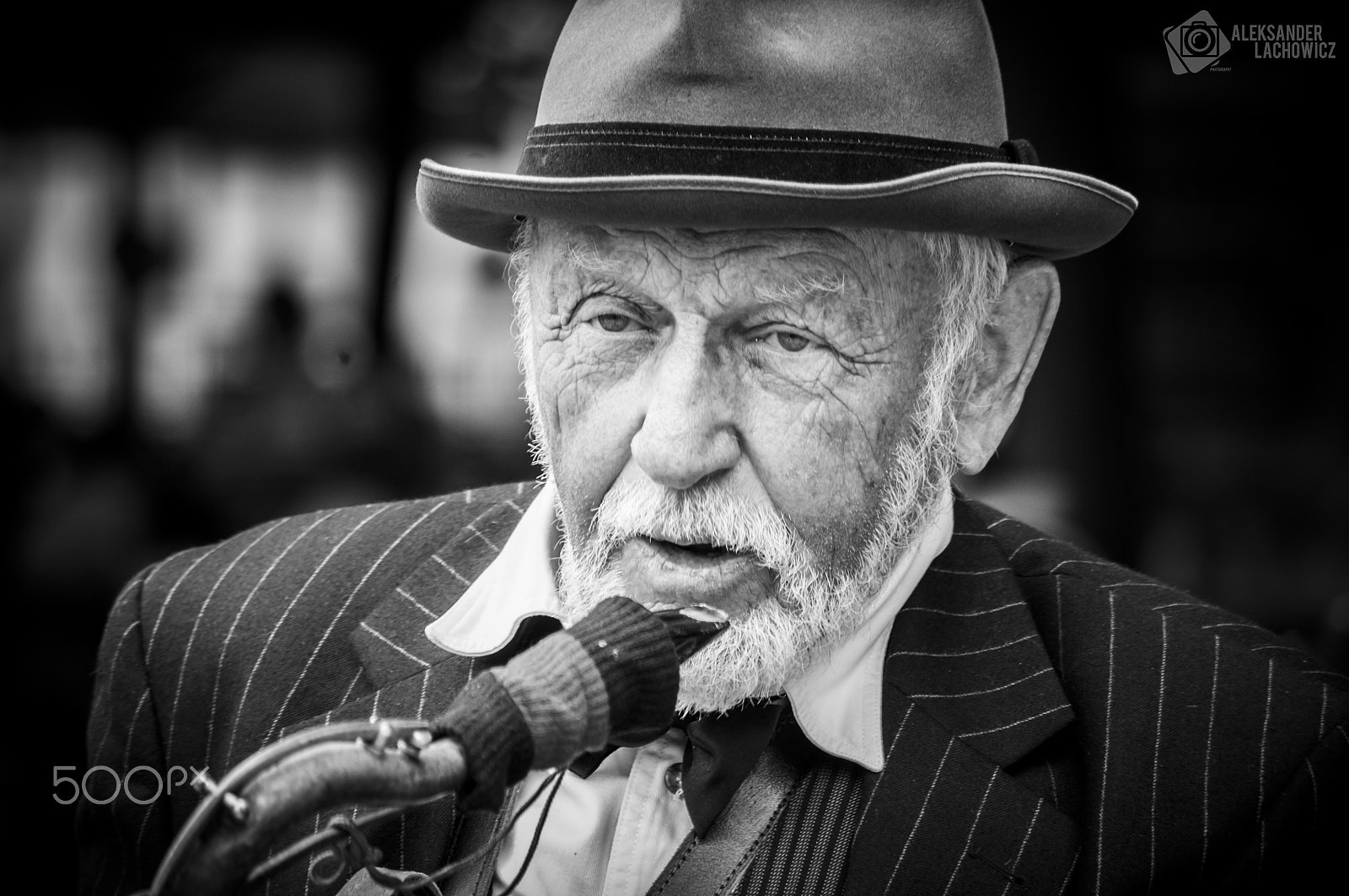 smc PENTAX-DA L 50-200mm F4-5.6 ED sample photo. Street artist photography
