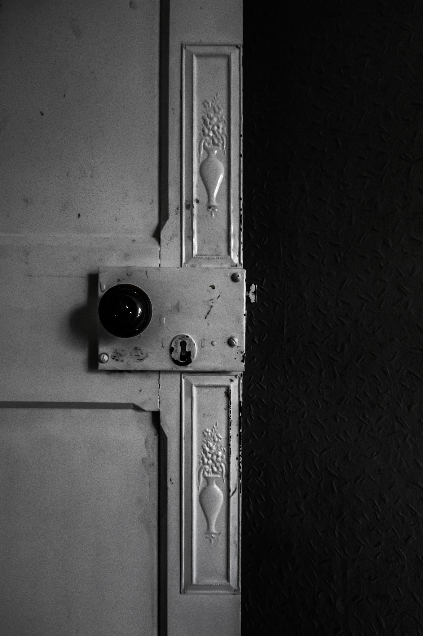 Sigma 10-20mm F4-5.6 EX DC HSM sample photo. Doors, the traditional way photography