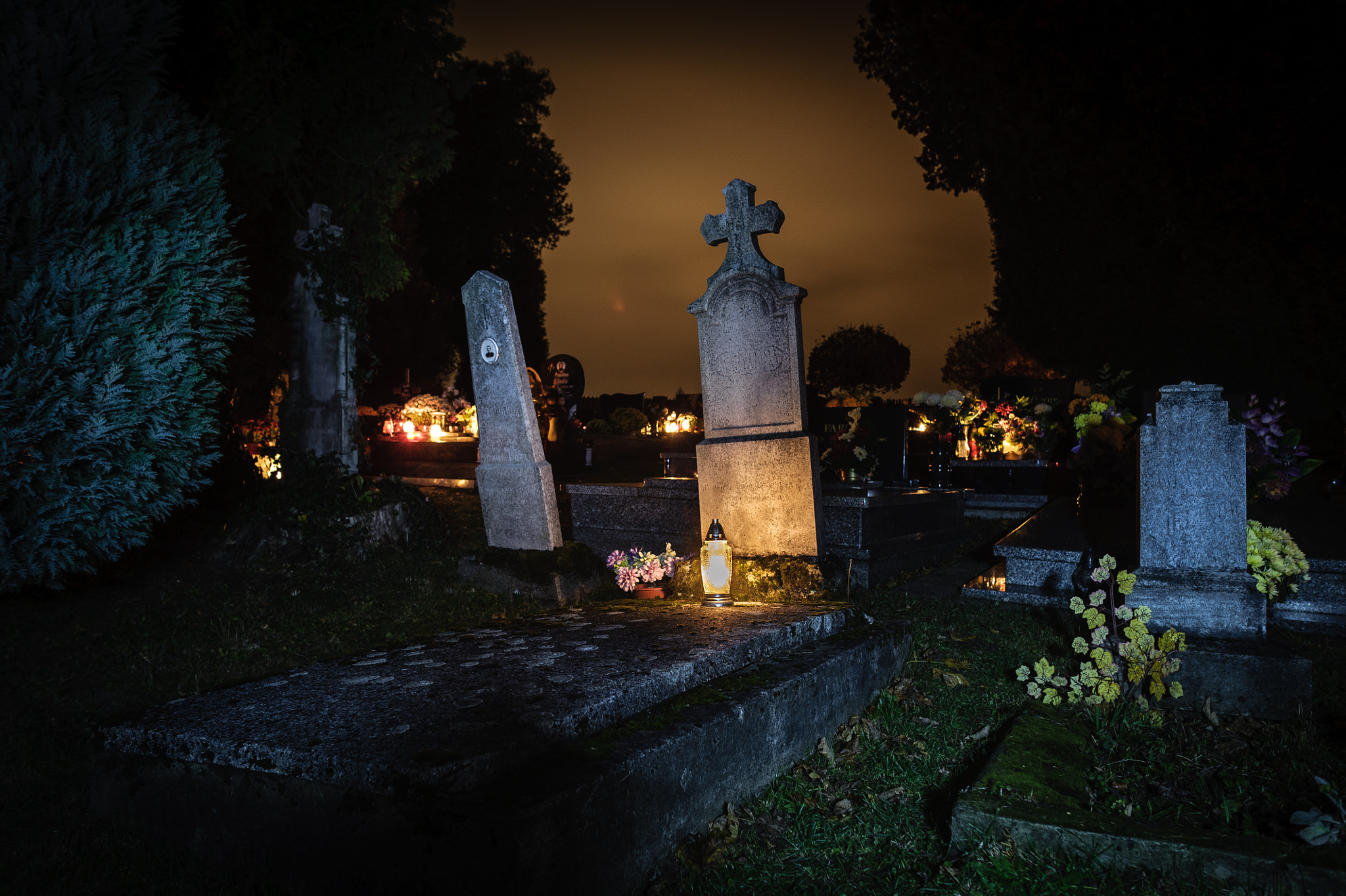 Nikon D700 + Sigma 24mm F1.8 EX DG Aspherical Macro sample photo. Cemetery halloween night photography