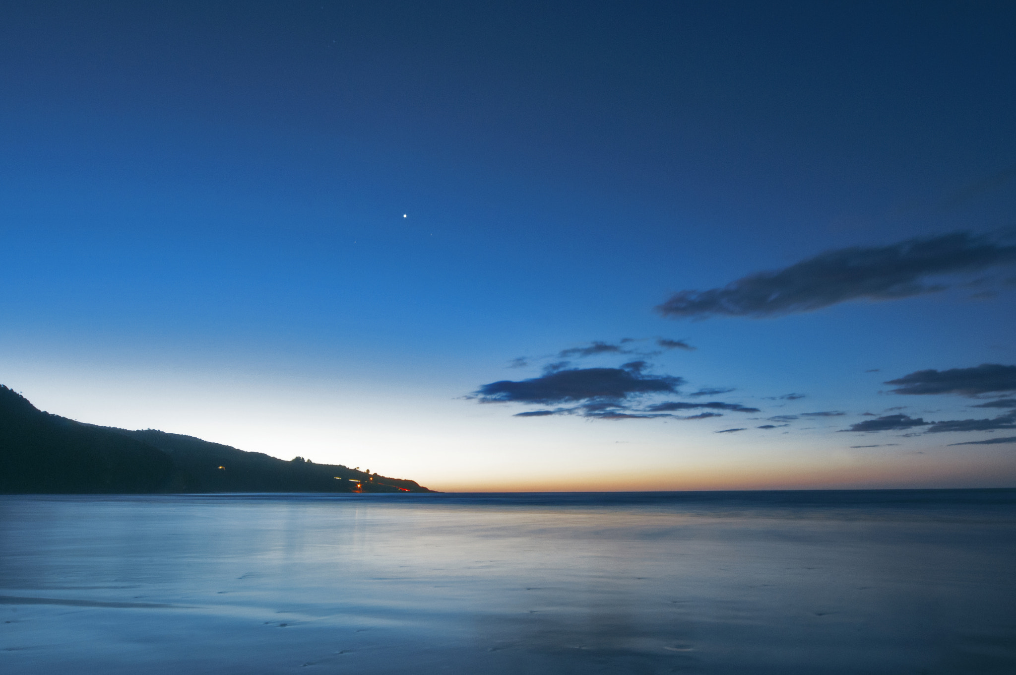 Nikon D300S + Sigma 12-24mm F4.5-5.6 EX DG Aspherical HSM sample photo. Sunset in raglan photography