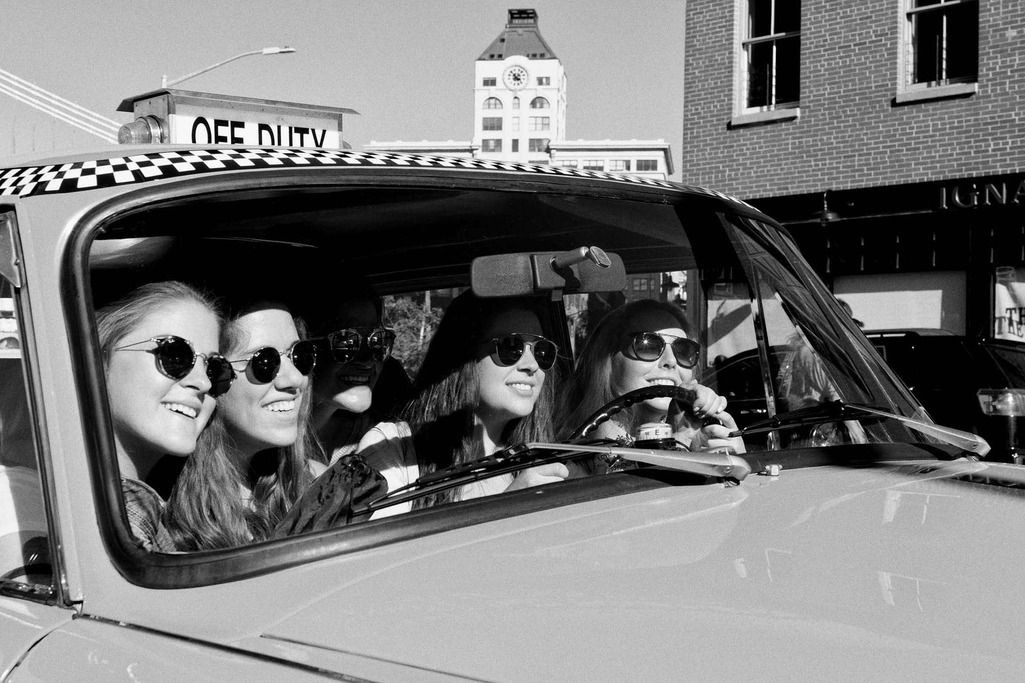 Canon EOS 6D + EF28-70mm f/2.8L USM sample photo. Taxi taxi! photography