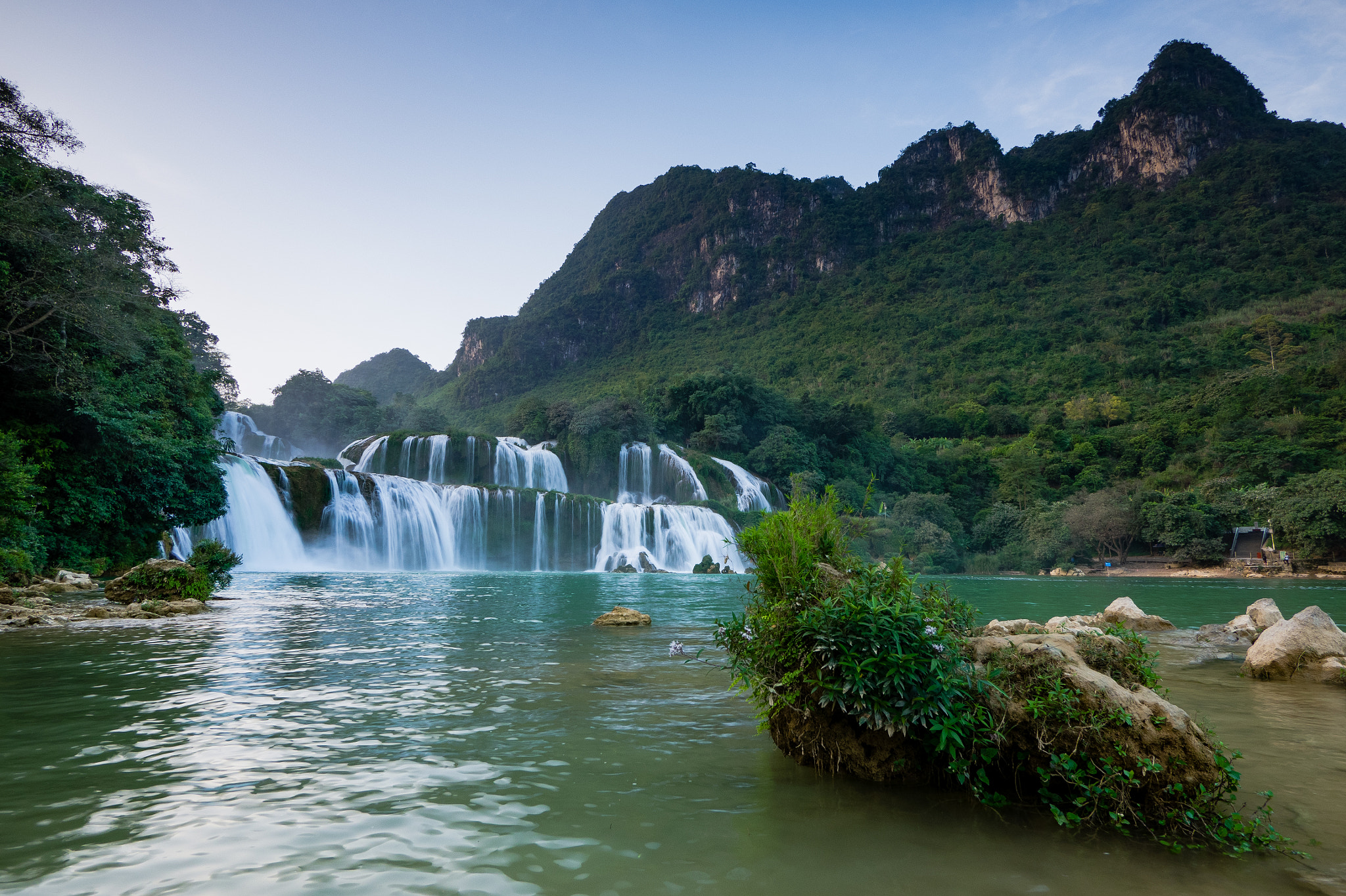 Olympus OM-D E-M1 sample photo. Bản giốc waterfall photography