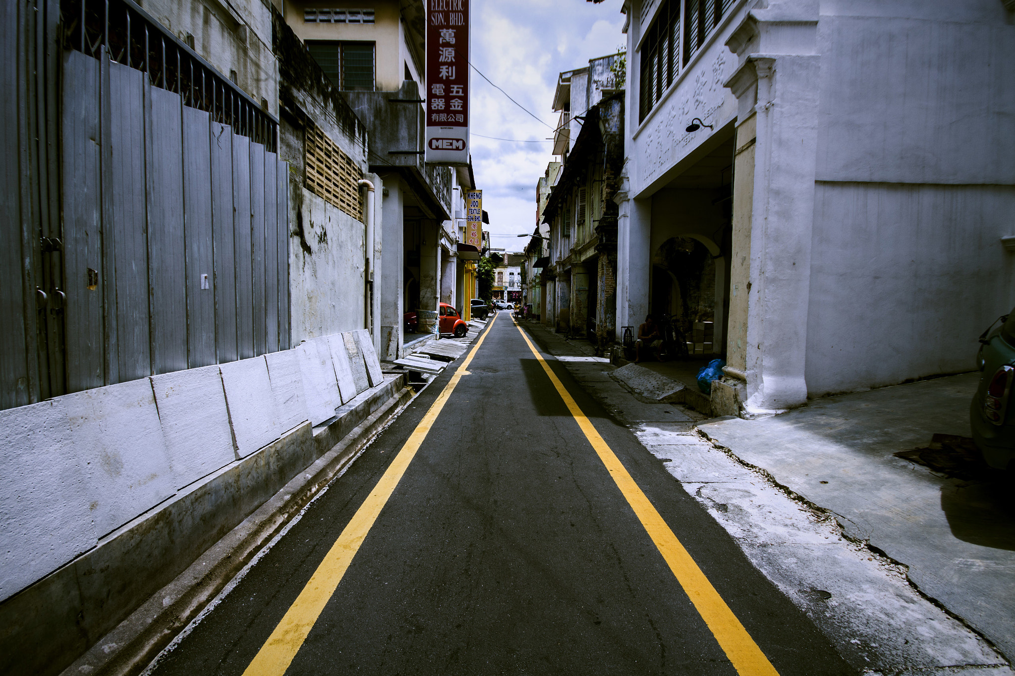 Canon EOS M2 sample photo. Alleyway photography