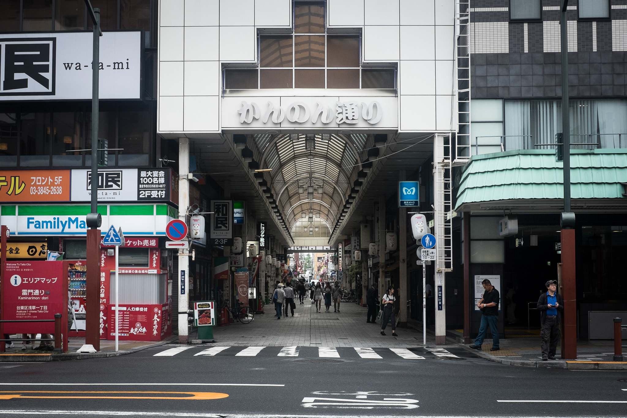 Fujifilm X-E2 + Fujifilm XF 27mm F2.8 sample photo. Tokyo streets photography