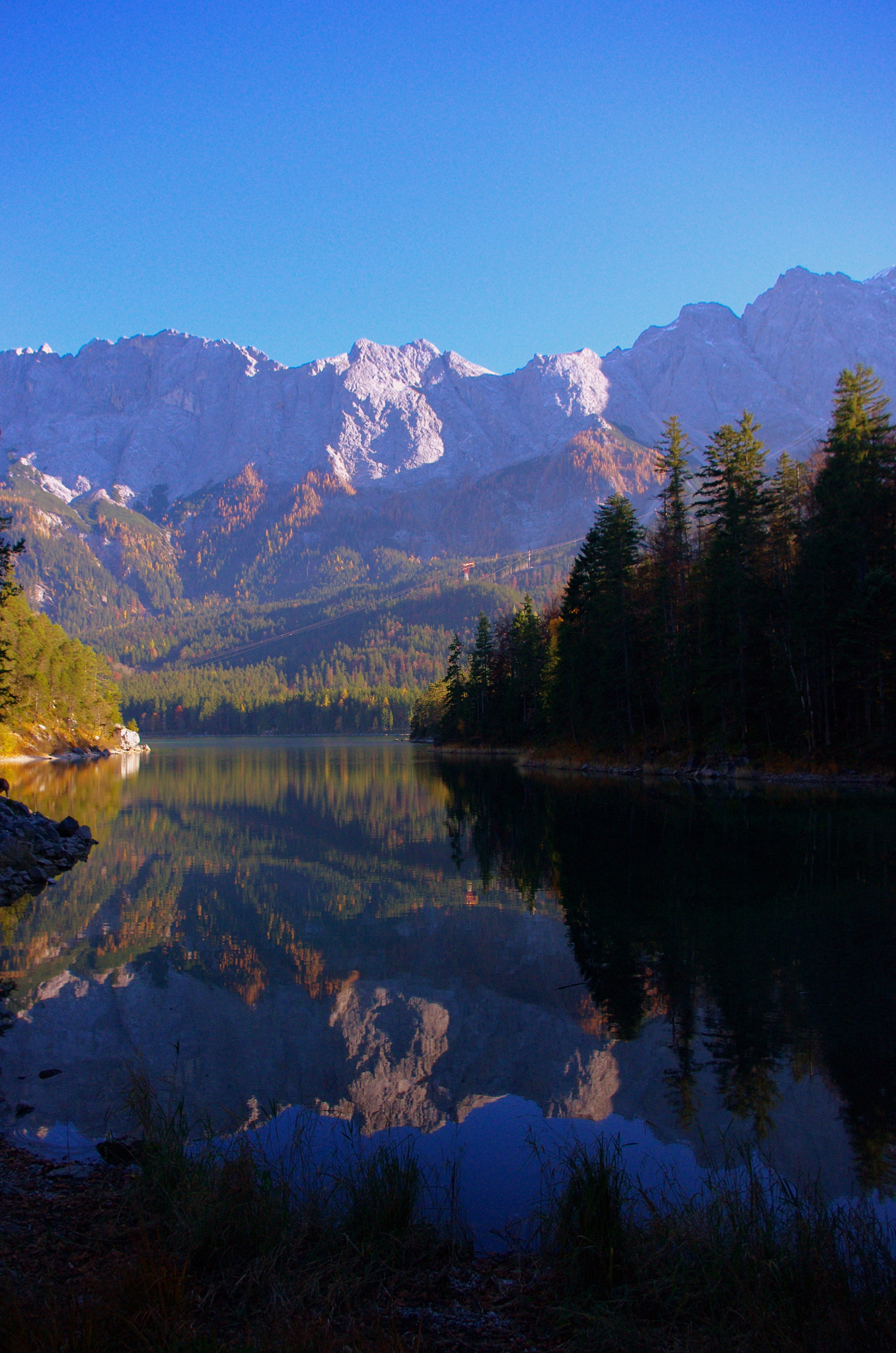 Pentax smc DA 18-55mm F3.5-5.6 AL sample photo. Colorful autumn - water reflection eibsee photography