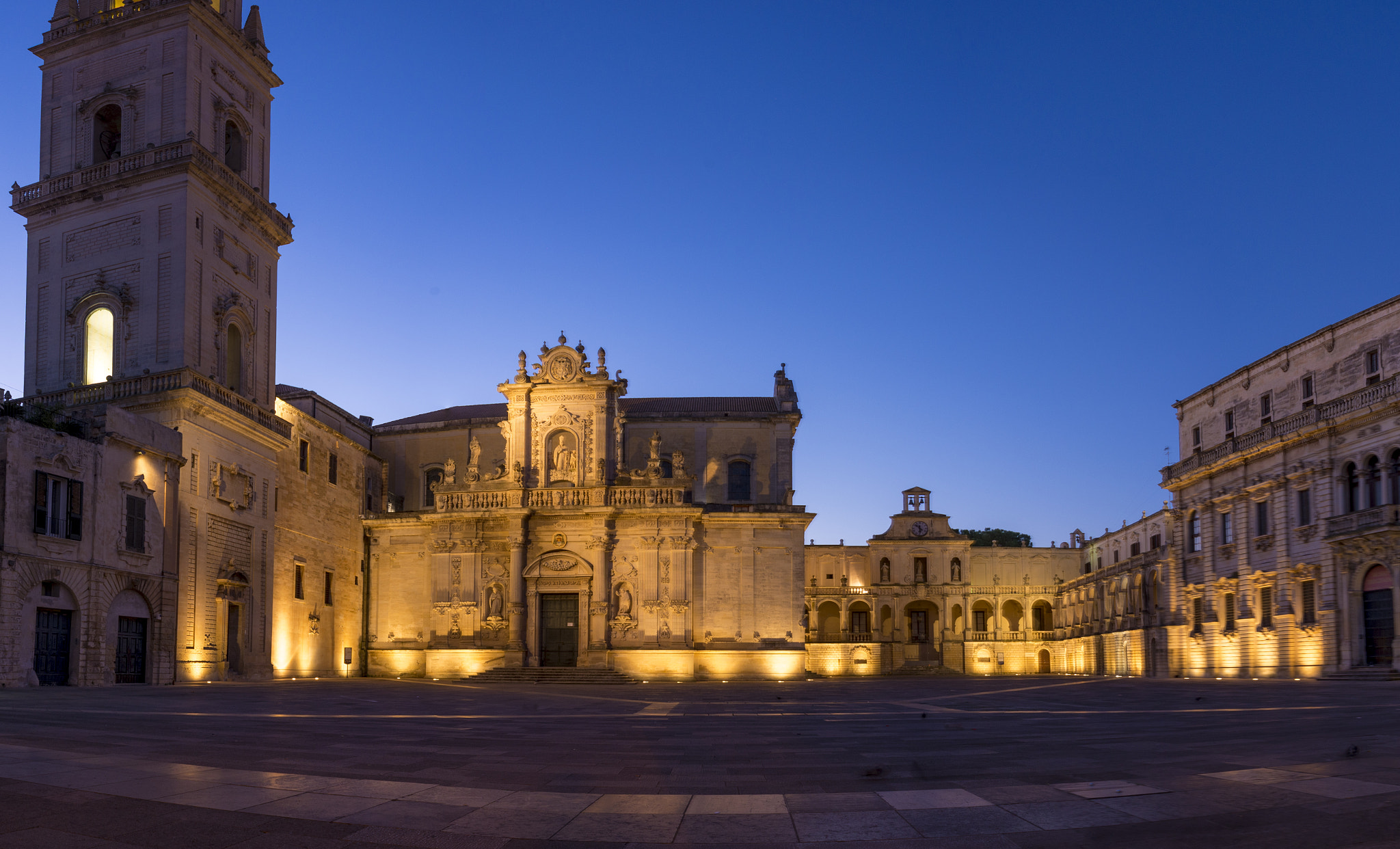 Nikon D610 + Nikon AF Nikkor 20mm F2.8D sample photo. Piazza duomo in lecce photography