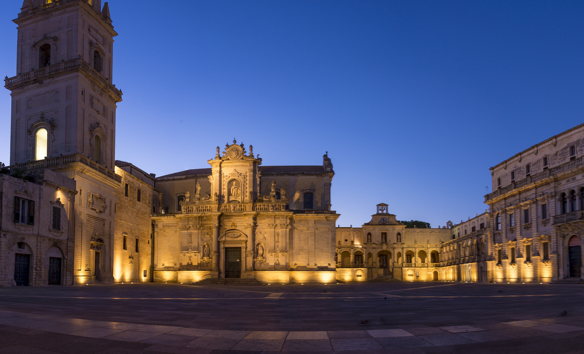 Nikon D610 + Nikon AF Nikkor 20mm F2.8D sample photo. Piazza duomo in lecce photography