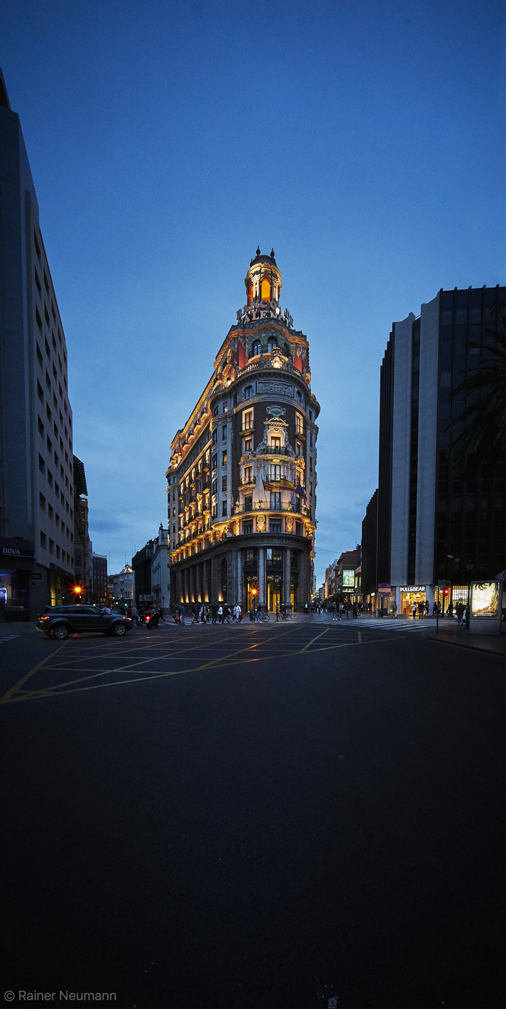 Sony a7R + Voigtlander HELIAR-HYPER WIDE 10mm F5.6 sample photo. Valencia la caixa farbe photography