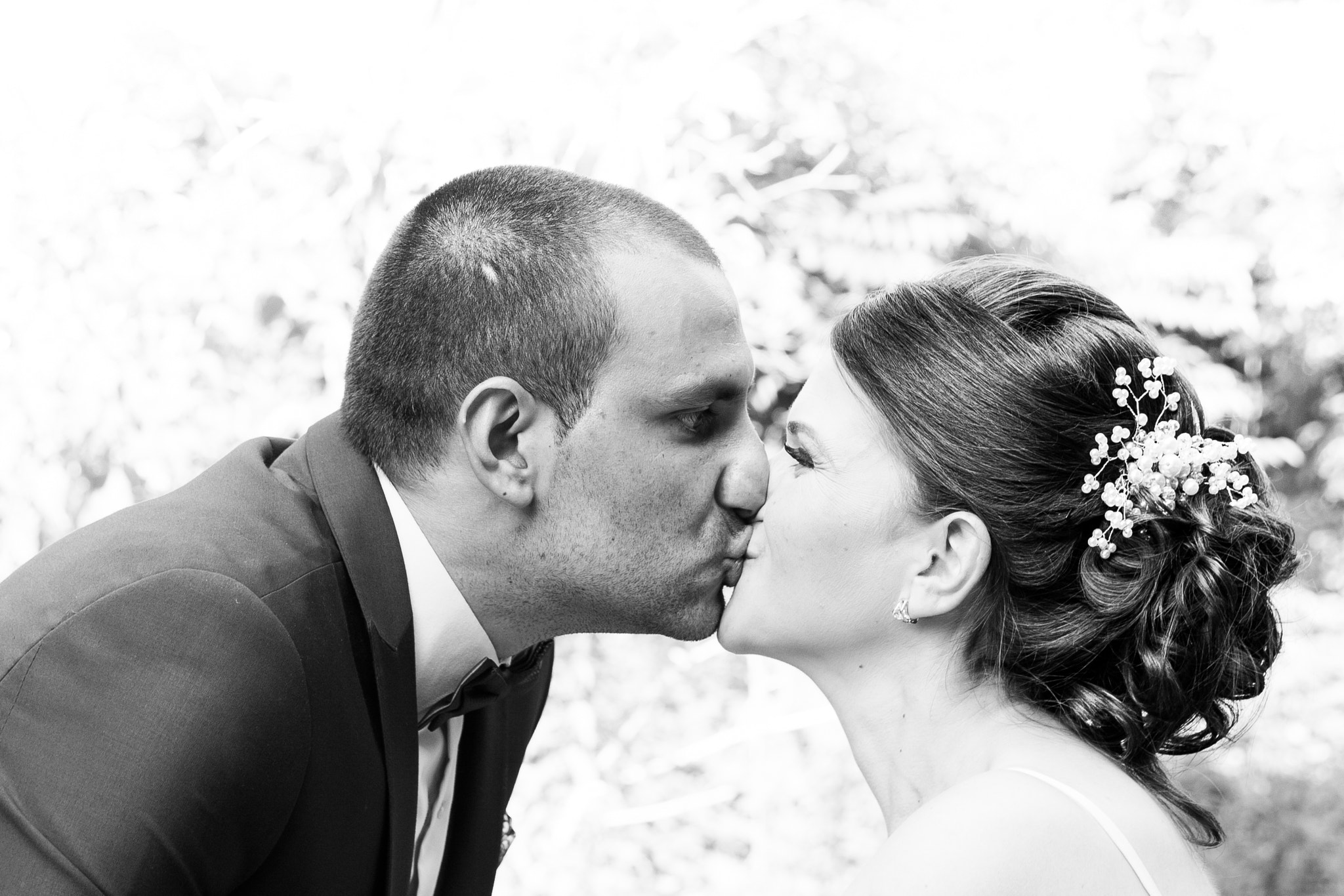 Canon EOS 40D sample photo. Wedding kiss photography
