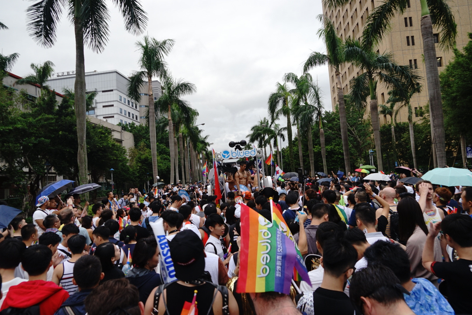 Sony a7 II + Sony FE 24-240mm F3.5-6.3 OSS sample photo. Tw gay parade 2016 photography