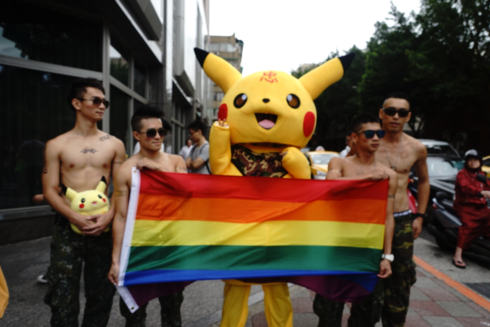 Sony FE 24-240mm F3.5-6.3 OSS sample photo. Tw lgbt parade 2016 photography
