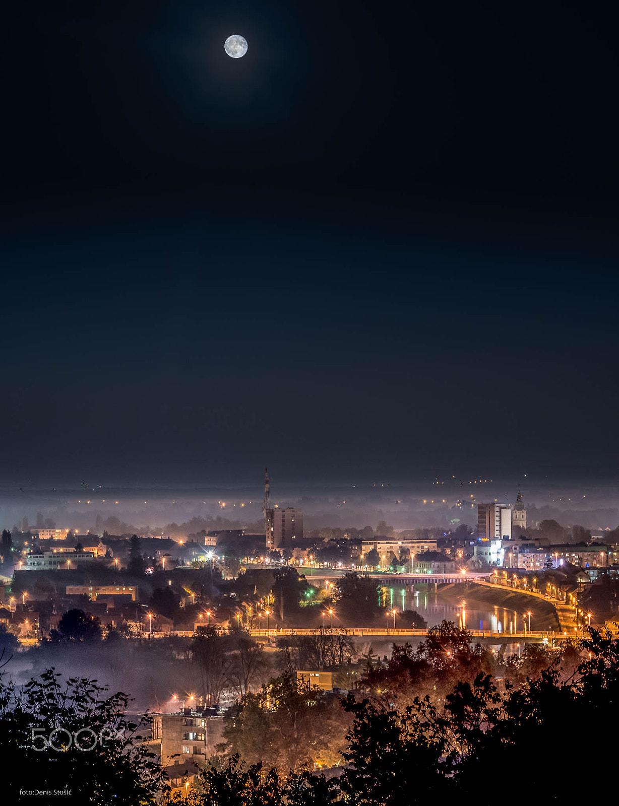 AF Zoom-Nikkor 28-105mm f/3.5-4.5D IF sample photo. Karlovac under full moon photography