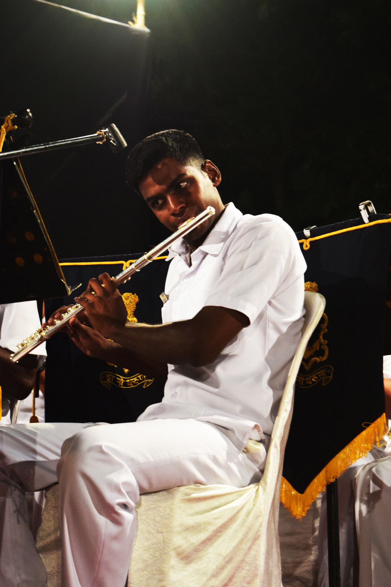 AF Zoom-Nikkor 75-300mm f/4.5-5.6 sample photo. Play that funky music photography