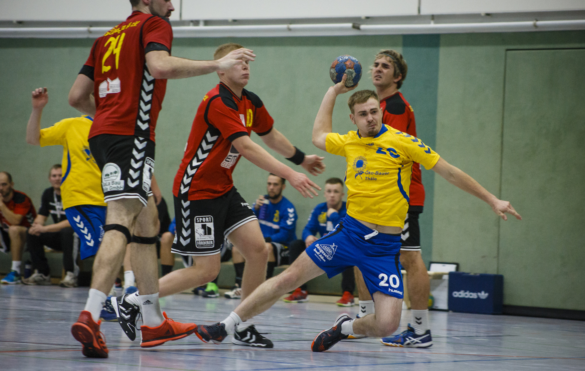 Canon EOS 6D + Canon EF 70-210mm f/3.5-4.5 USM sample photo. Handball #45 photography