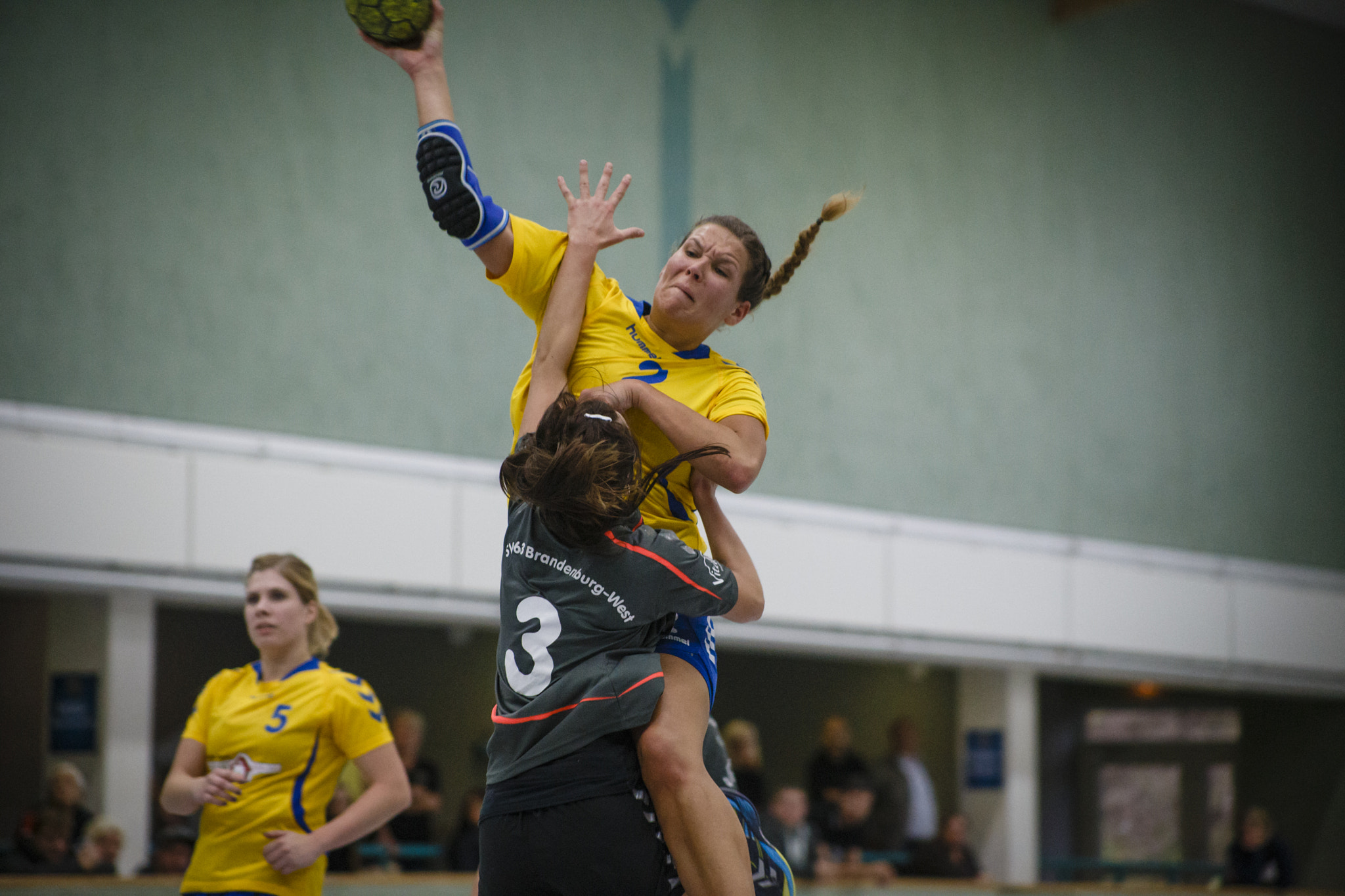 Canon EOS 6D + Canon EF 70-210mm f/3.5-4.5 USM sample photo. Handball #33 photography