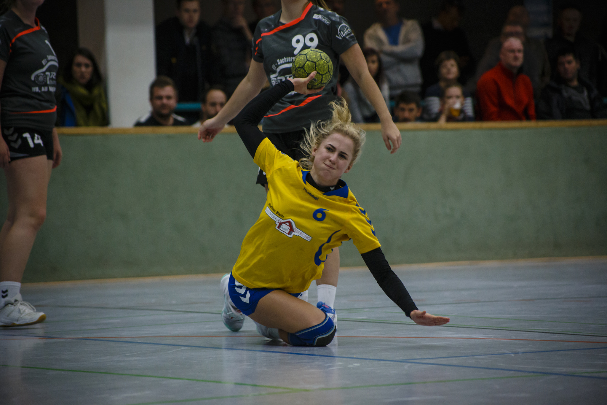 Canon EOS 6D + Canon EF 70-210mm f/3.5-4.5 USM sample photo. Handball #34 photography