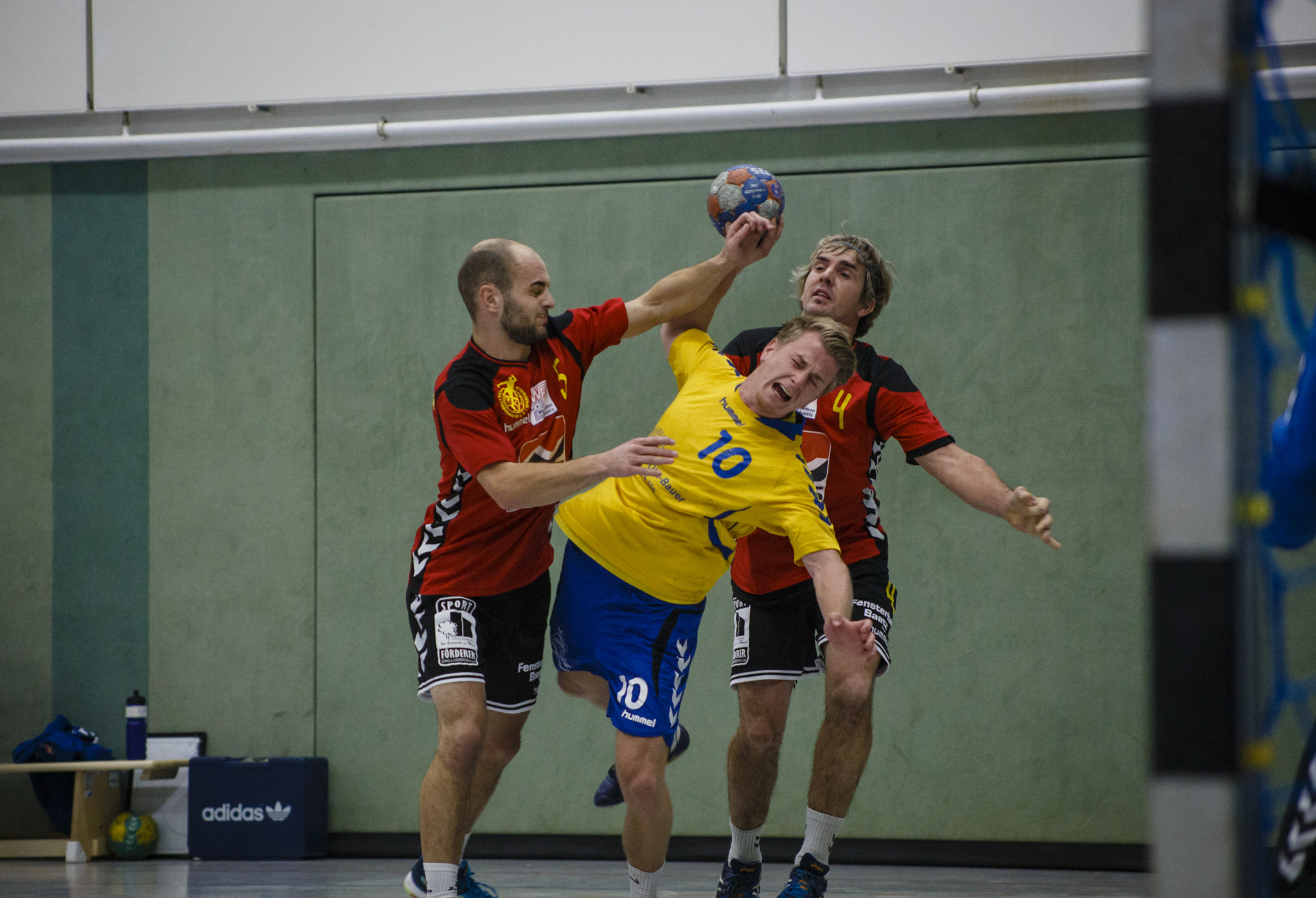 Canon EOS 6D + Canon EF 70-210mm f/3.5-4.5 USM sample photo. Handball #41 photography