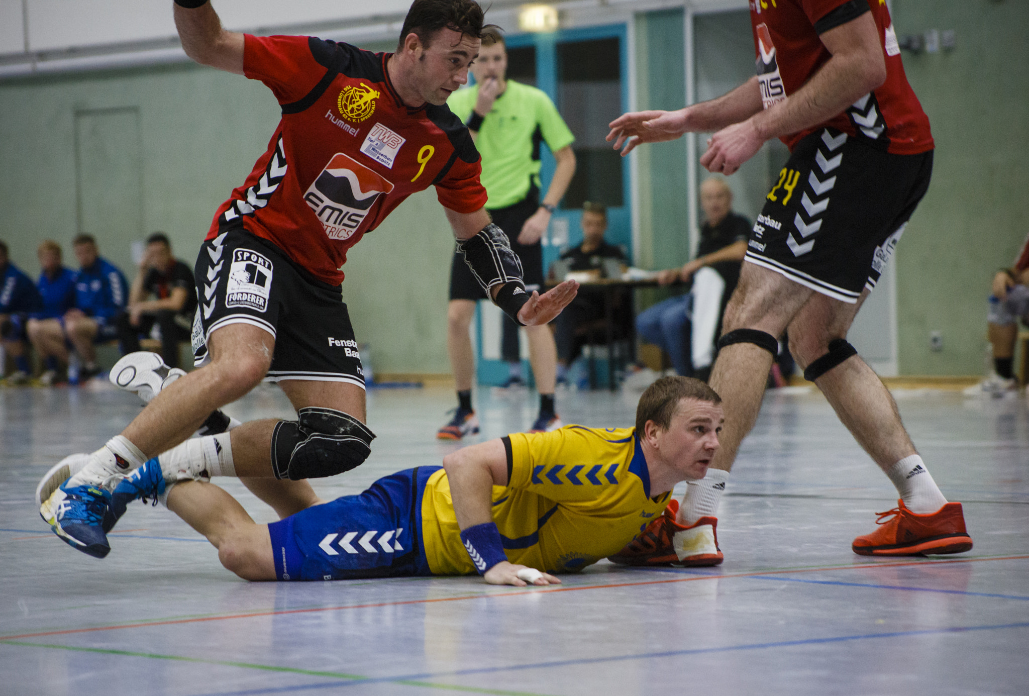 Canon EOS 6D + Canon EF 70-210mm f/3.5-4.5 USM sample photo. Handball #42 photography