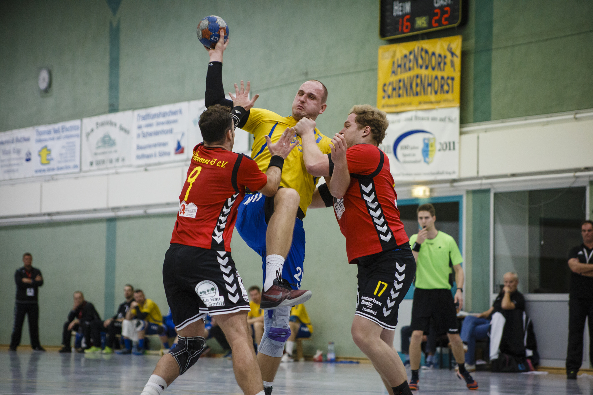 Canon EOS 6D + Canon EF 70-210mm f/3.5-4.5 USM sample photo. Handball #43 photography