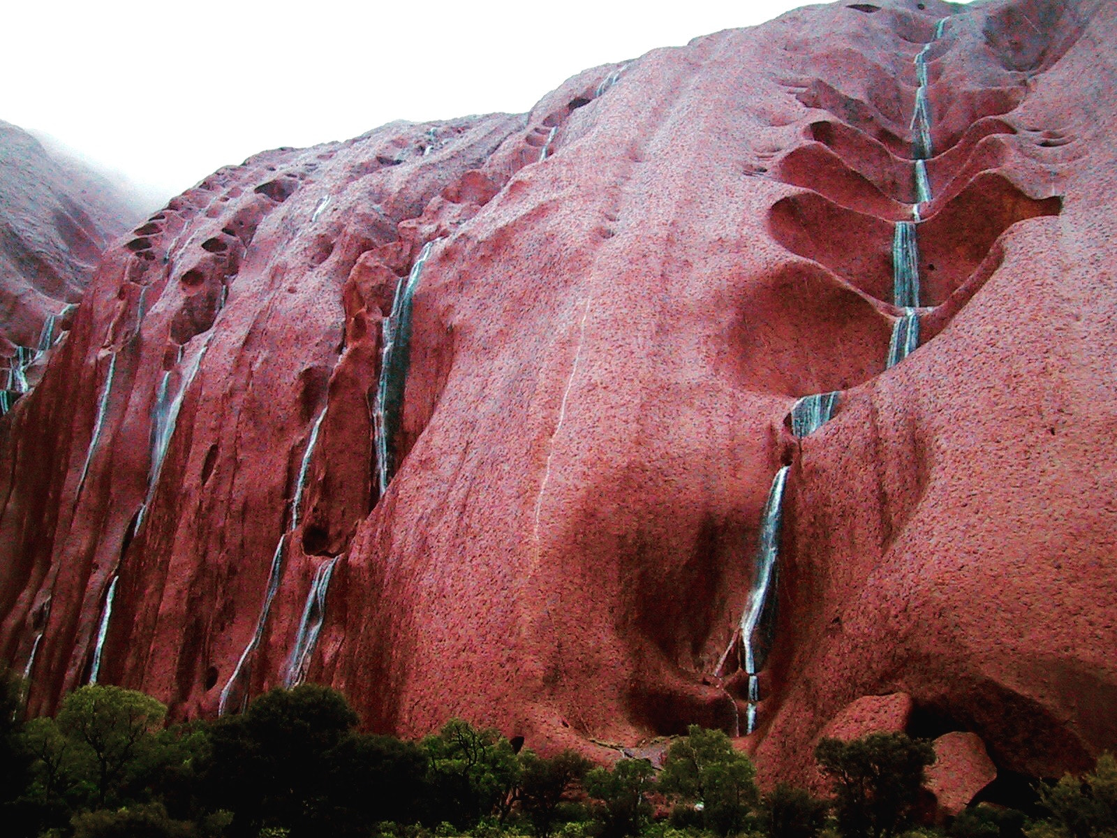 Canon DIGITAL IXUS sample photo. The rare sight of uluru in the rain. photography