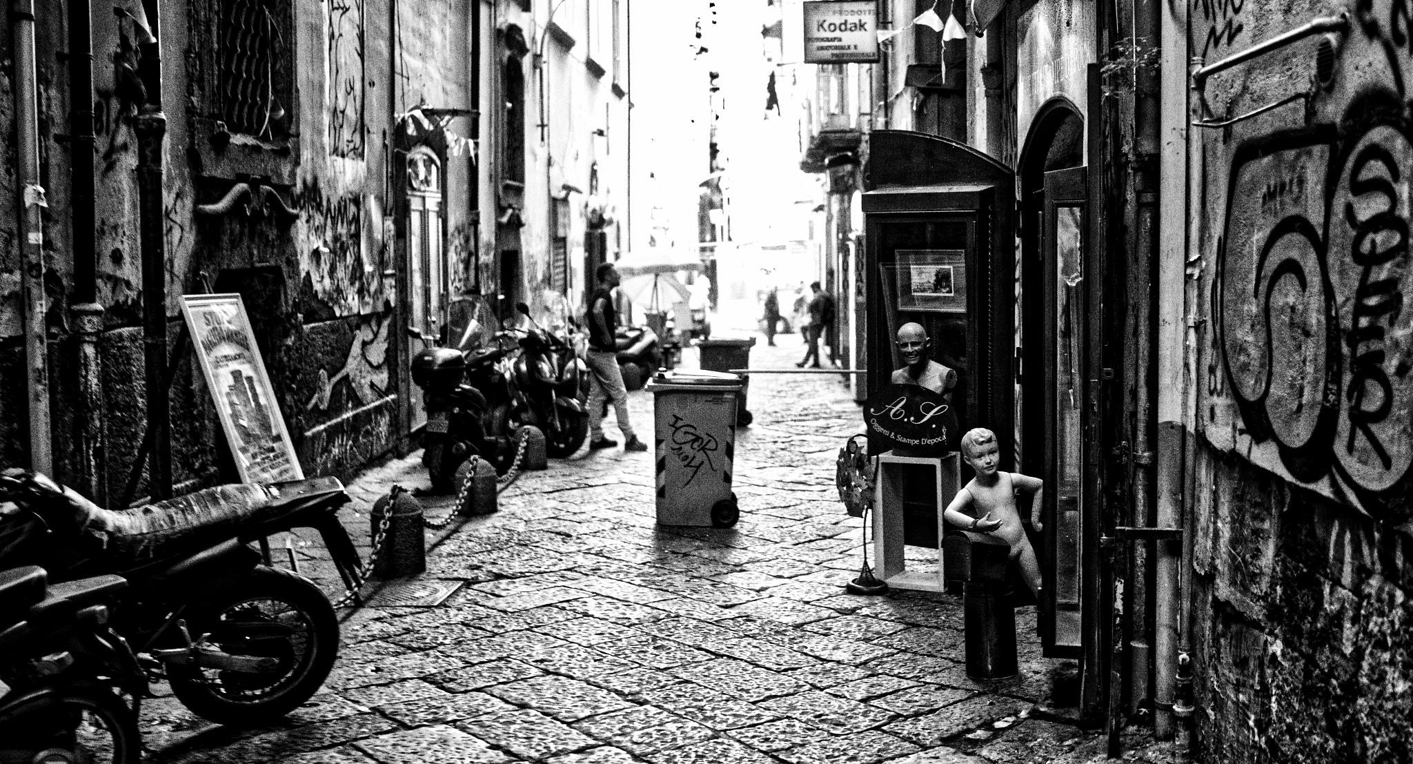 Sony a7 + Sony Distagon T* FE 35mm F1.4 ZA sample photo. Street napoli photography