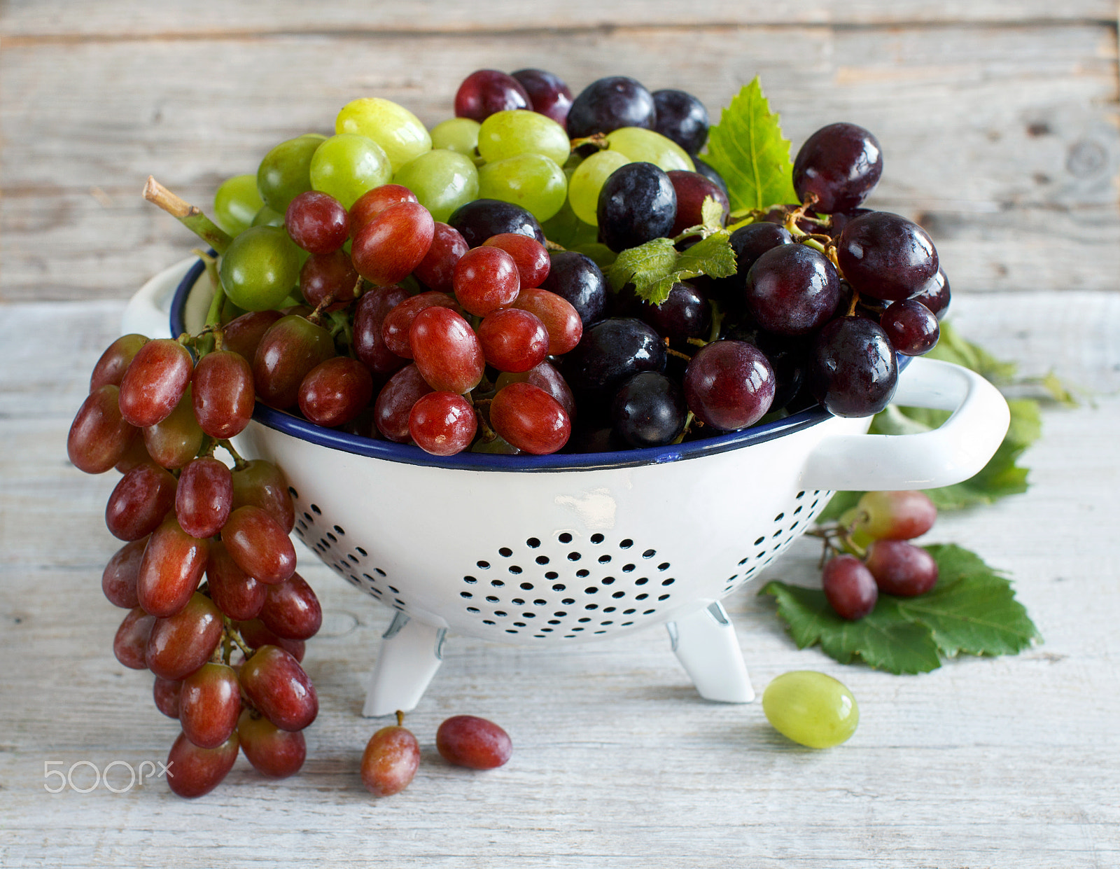 Canon EOS 650D (EOS Rebel T4i / EOS Kiss X6i) + Canon EF 50mm F1.2L USM sample photo. White, red and blue grapes  in a bowl photography