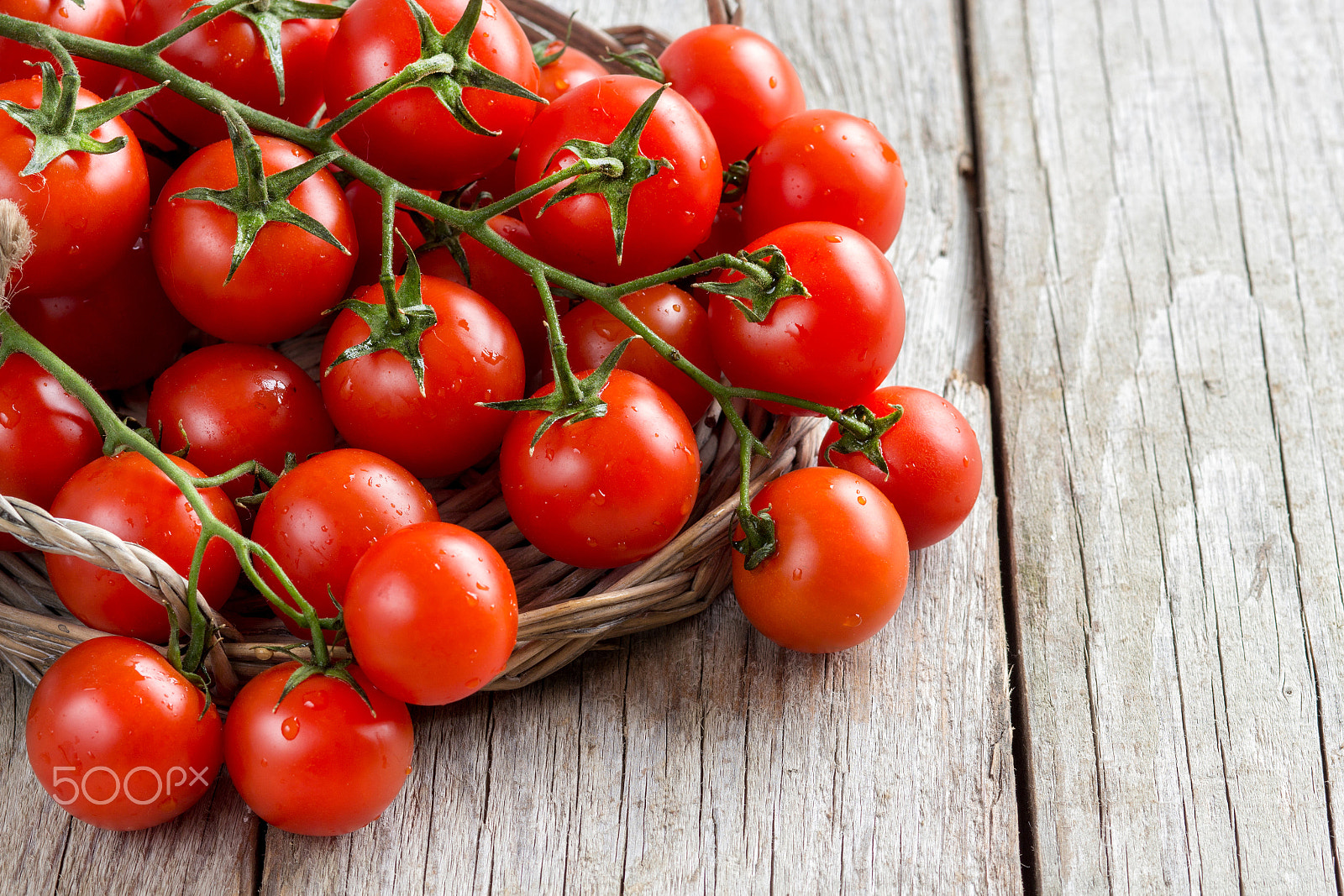 Canon EOS 650D (EOS Rebel T4i / EOS Kiss X6i) + Canon EF 85mm F1.8 USM sample photo. Cherry tomatoes on wood background photography