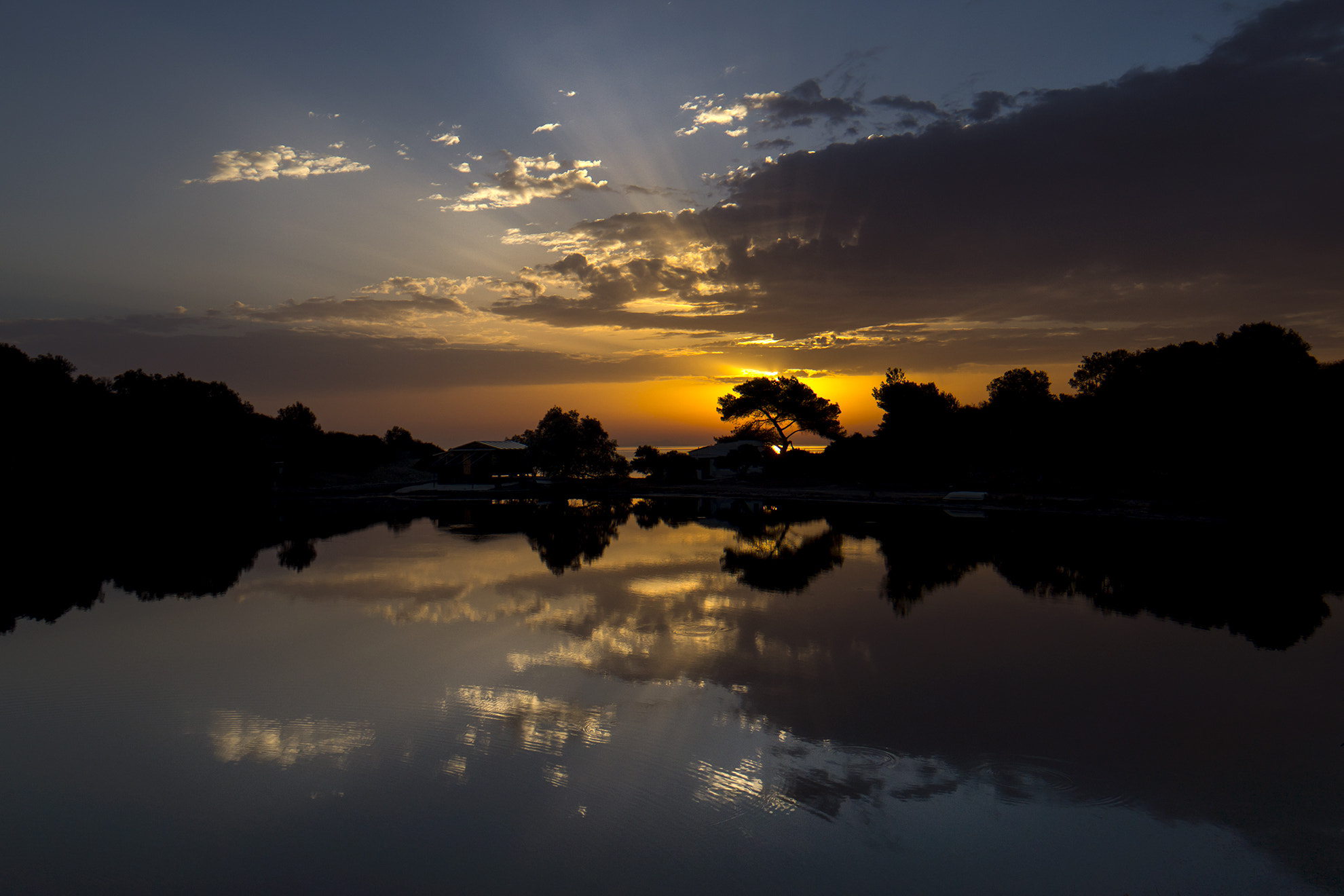 Samsung NX300 + Samsung NX 12-24mm F4-5.6 ED sample photo. A reflection photography