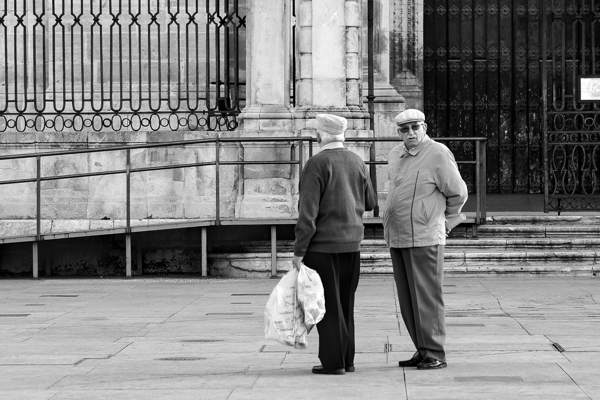 AF Nikkor 85mm f/1.8 sample photo. Nos espían ! photography
